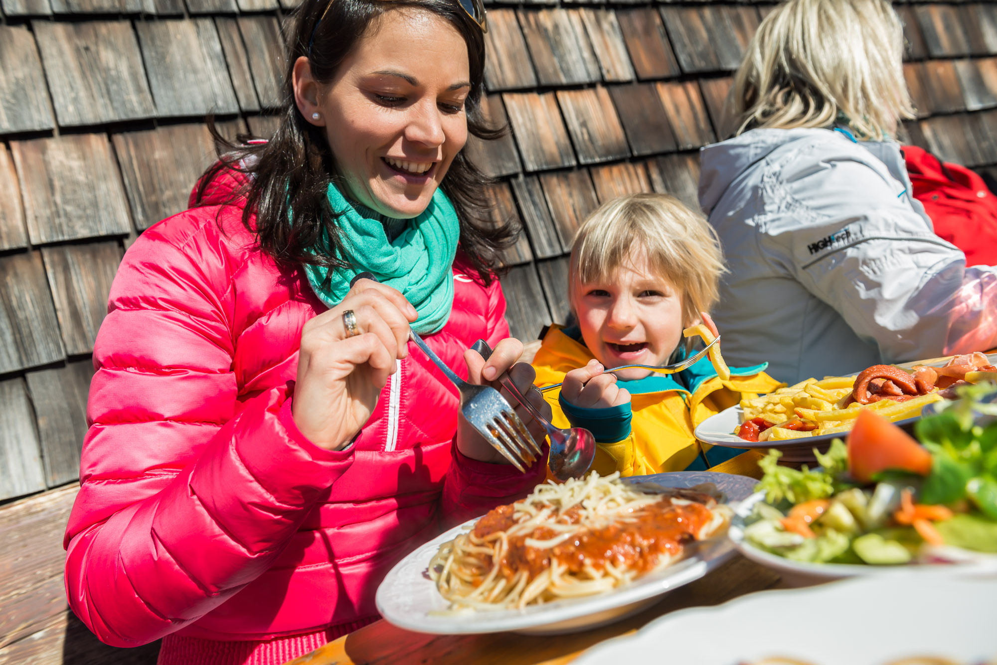 In der Gamskogelhütte schmeckt es nach dem Winterspaß Jung und Alt. Foto: Tourismusregion Katschberg-Rennweg ©Fritz Breidenbach