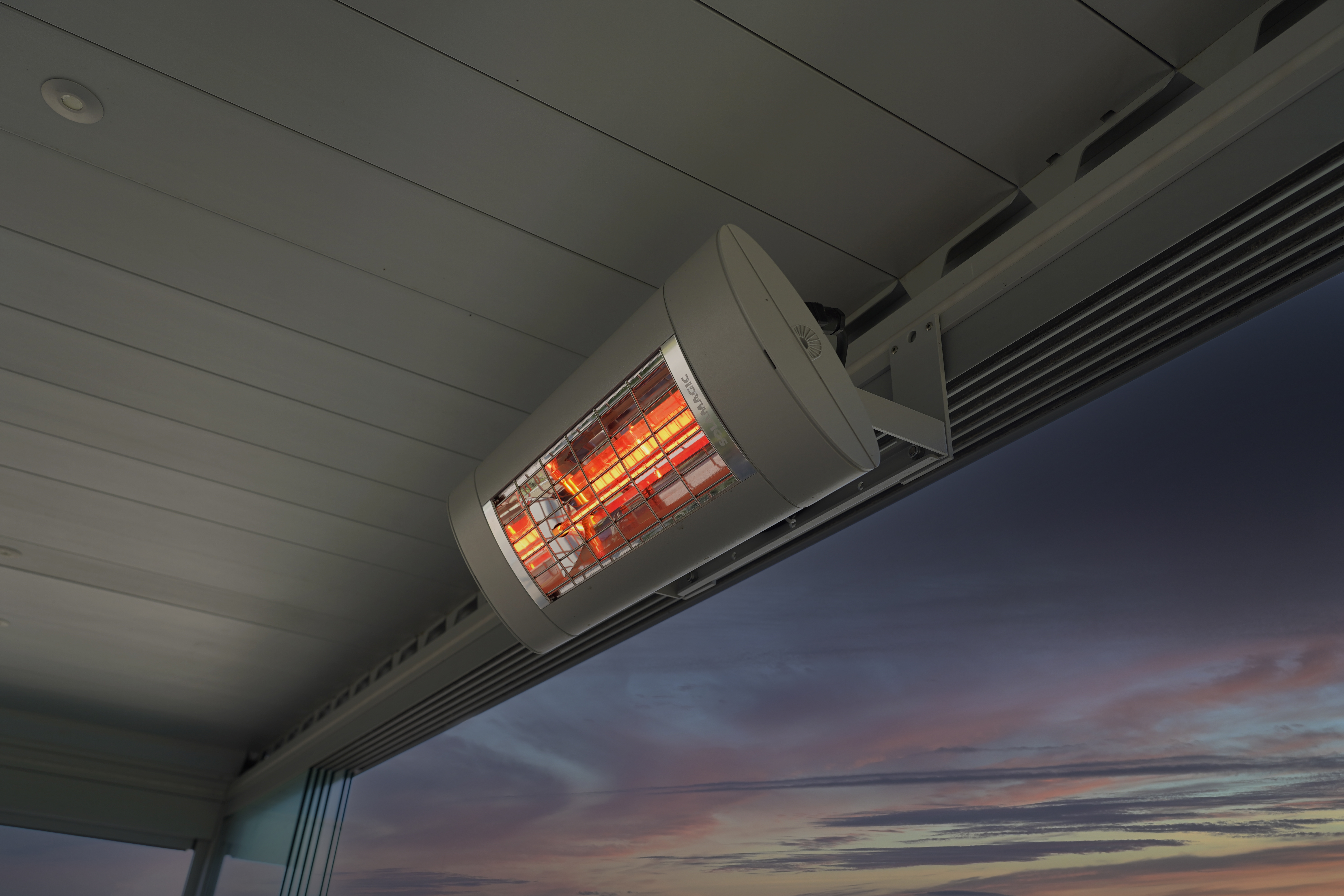 Mit einem zusätzlichen Heizstrahler für kühle Herbsttage lassen sich die Terrassendächer ebenfalls ausstatten. Foto: © Reflexa