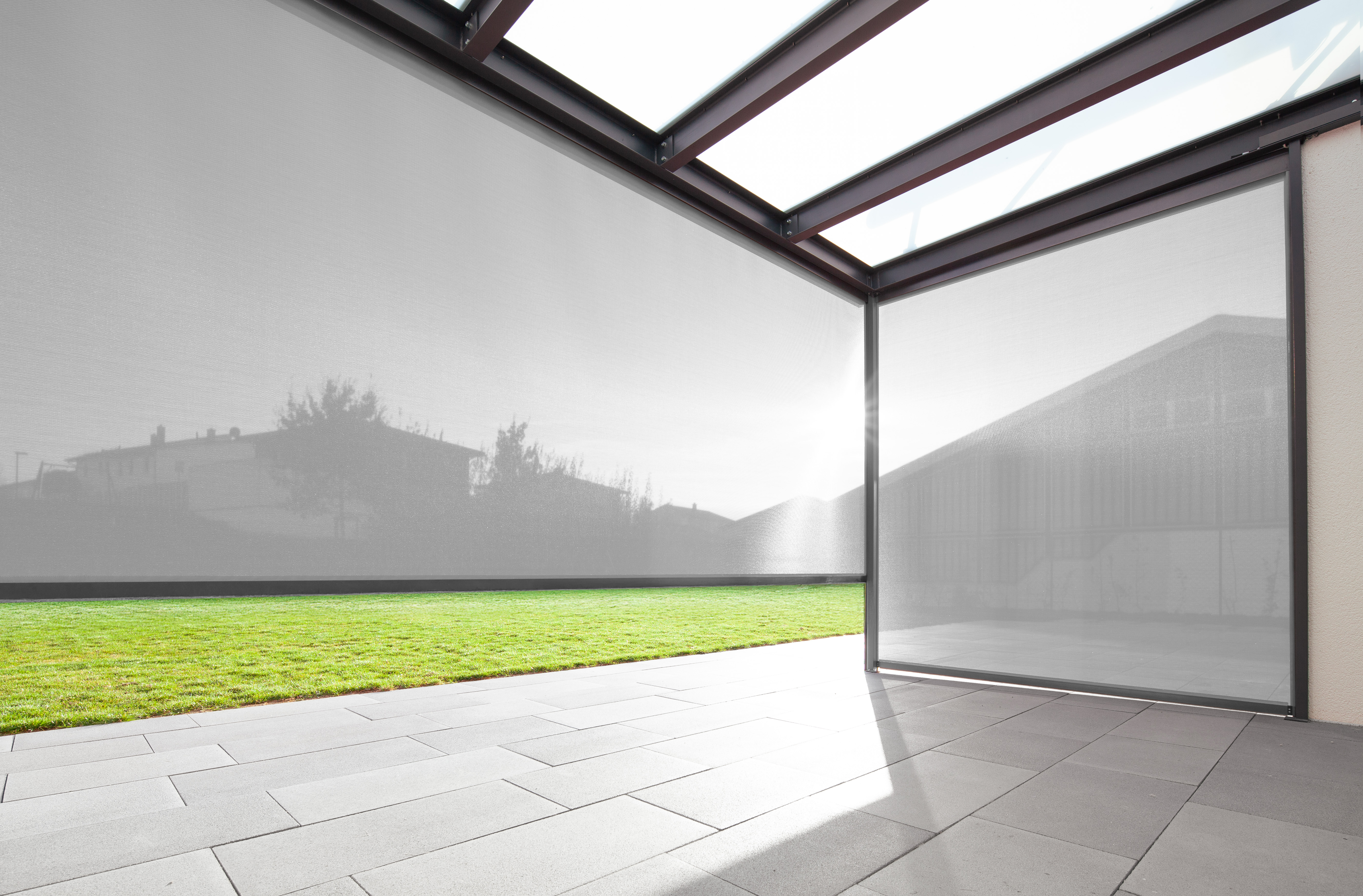 Die Terrassendächer sind auch mit Senkrechtmarkisen erhältlich, die noch mehr Sicht- und Blendschutz bieten Foto: © Reflexa