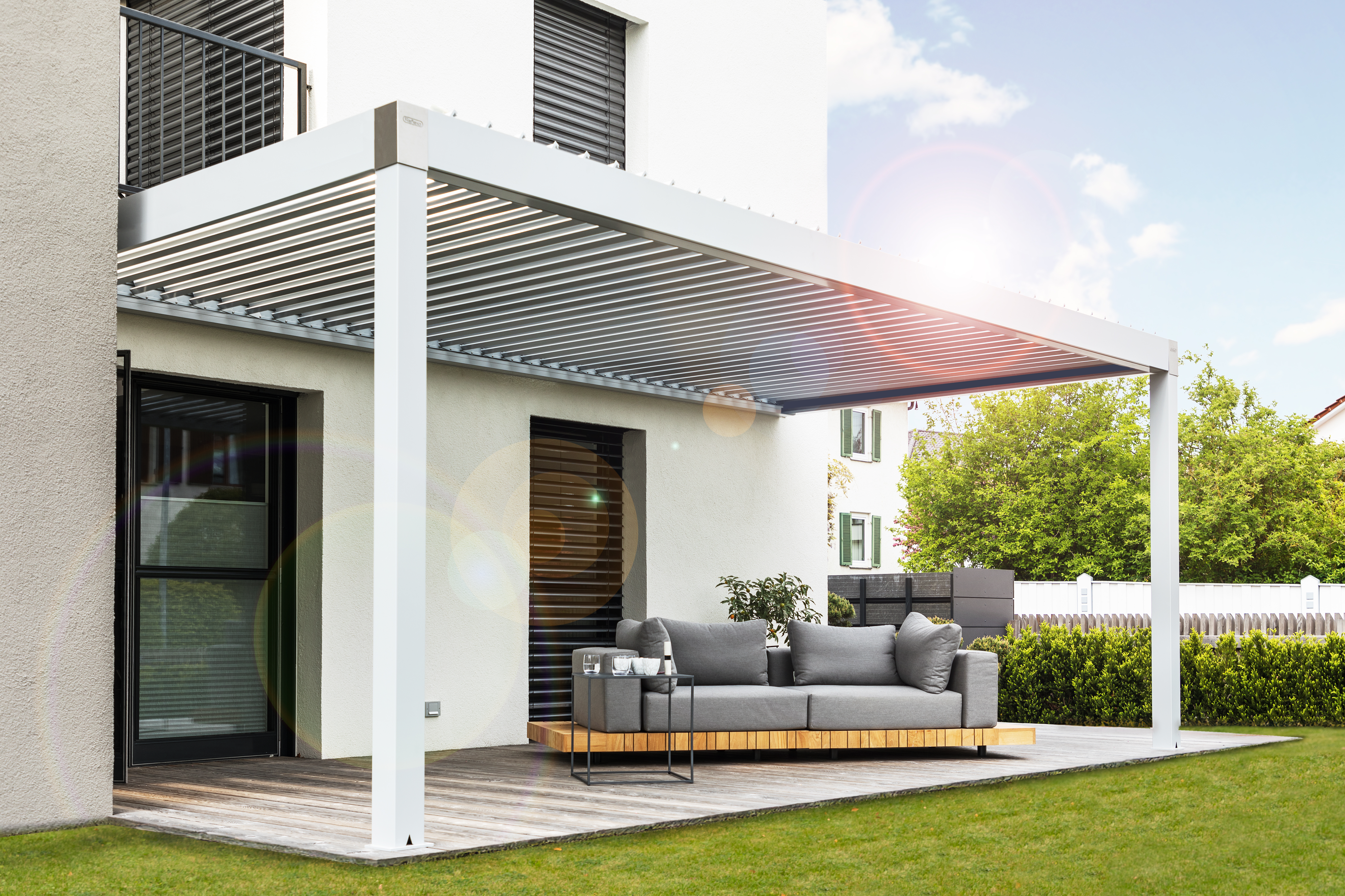 Das Terrassendach ermöglicht Outdoor-Living bei jedem Wetter. Foto: © Reflexa