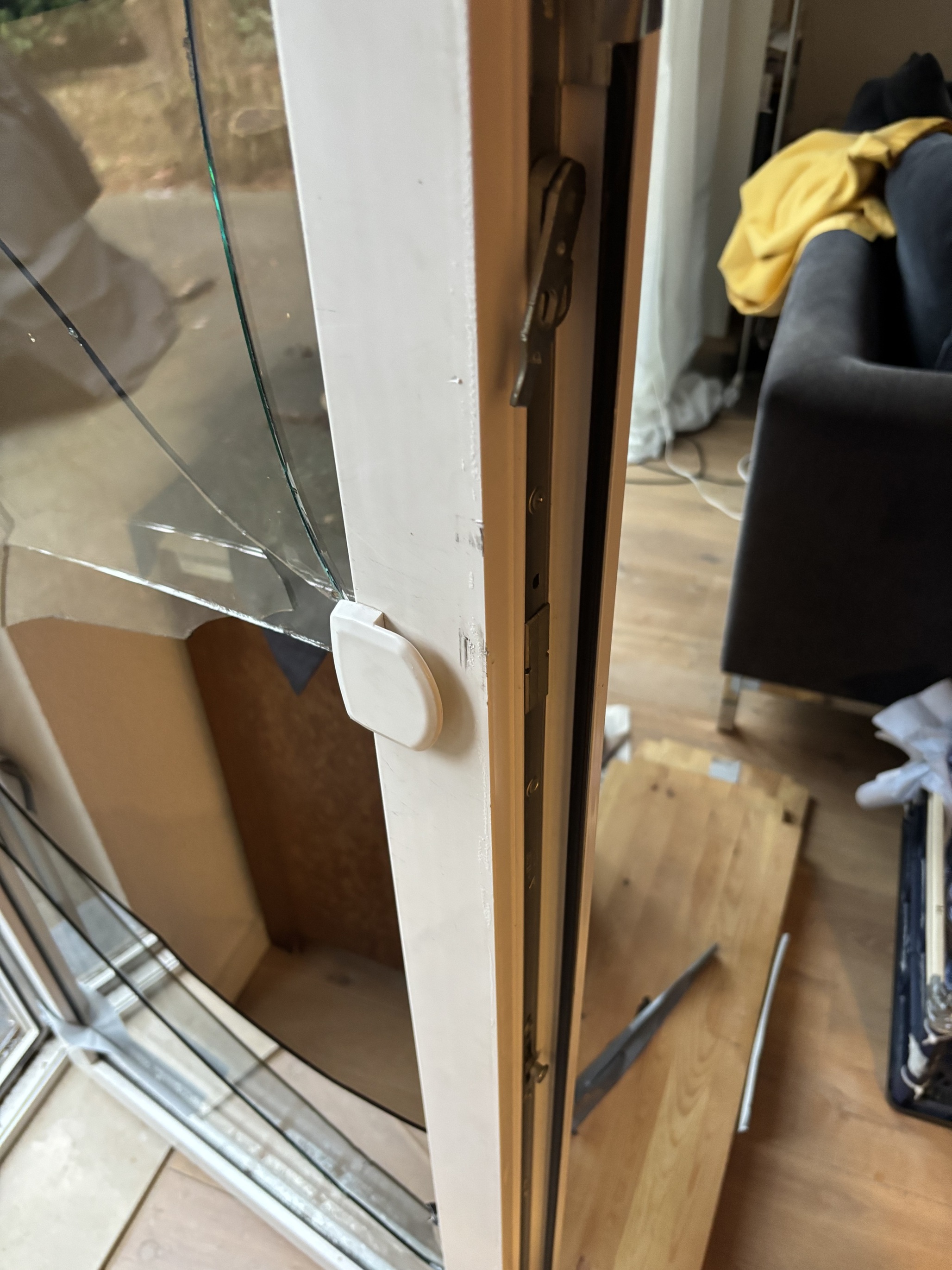 Immer häufiger greifen Einbrecher derzeit gezielt das Glas von Fenstern oder Balkontüren an. Hier helfen Sicherheitsfolien oder einbruchhemmende Verglasungen, die das Eindringen erschweren. Foto: © Roto Frank Professional Service GmbH