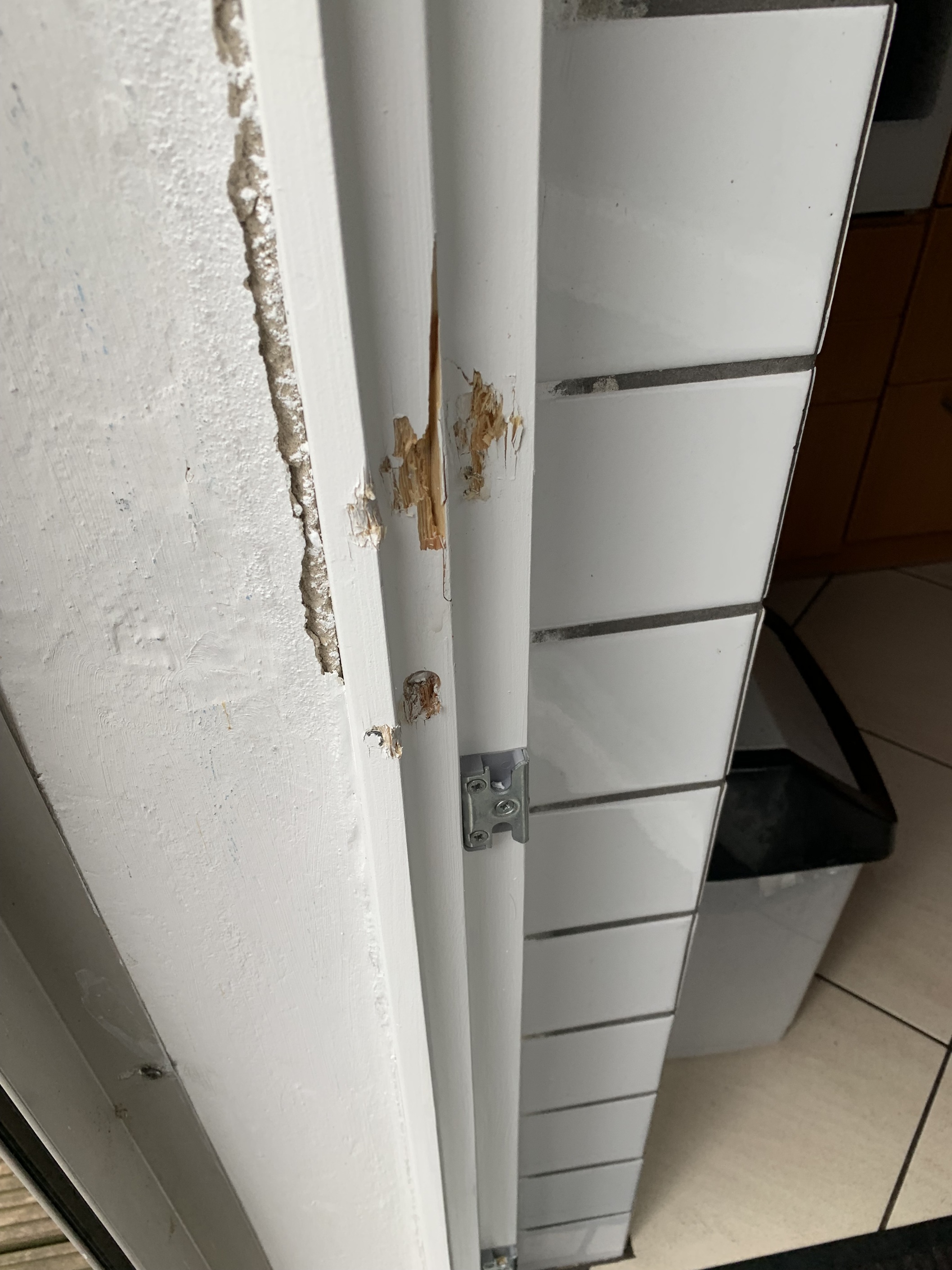 Einbruchversuche folgten bisher meist demselben Muster: Mit Schraubenzieher oder Hebelwerkzeug werden ungesicherte Fenster aufgehebelt. Foto: © Roto Frank Professional Service GmbH