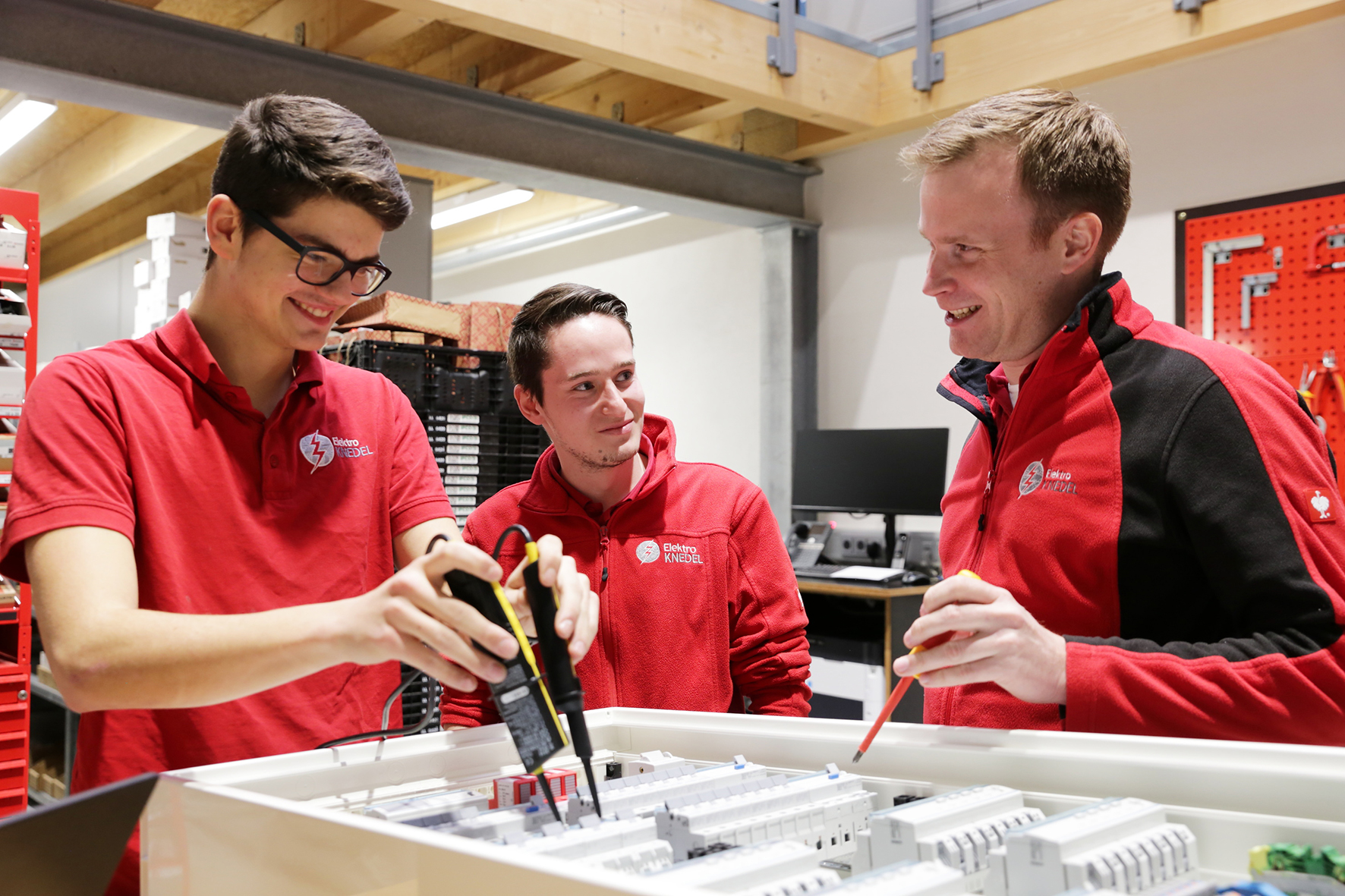 Oliver Knedel (r.) würde ab dem Sommer gerne wieder zwei Elektroniker ausbilden, doch der Elektromeister aus Büderich bekommt keine Bewerbungen. Foto: © Ingo Lammert