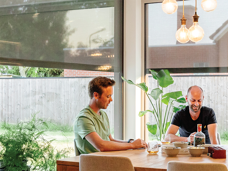Die schmalen Seitenführungen sorgen dafür, dass die Senkrechtmarkisen selbst bei minimalistischen Fenstern passen. Foto: © Renson