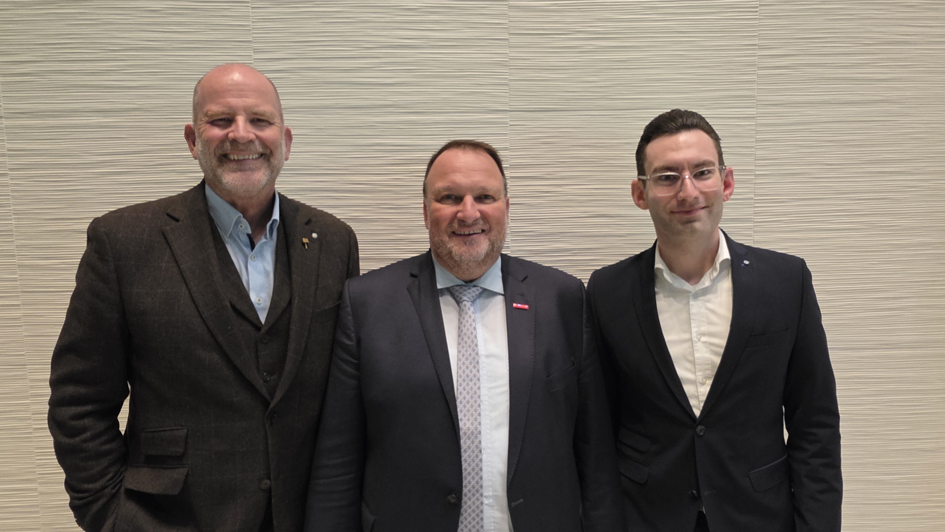 Pr&auml;sident Gerd Benzm&uuml;ller (Mitte) mit Vizepr&auml;sident Jan Bauer (links) und Gesch&auml;ftsf&uuml;hrer Sebastian Hoffmanns (rechts). Foto: © BV-KH