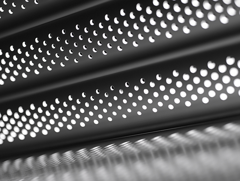 Durch elektrolytische Oxidation entsteht eine sehr harte Schutzschicht. Es gibt die Profile auch als perforierte Lichtschienen, durch die Tageslicht wohldosiert einfallen kann. Foto: © Schanz