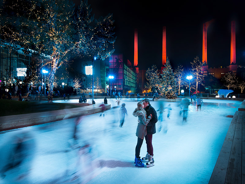 Die Eislaufbahn der Autostadt ist täglich von 10 bis 22 Uhr geöffnet. Foto: © Manfred Voß / Autostadt GmbH