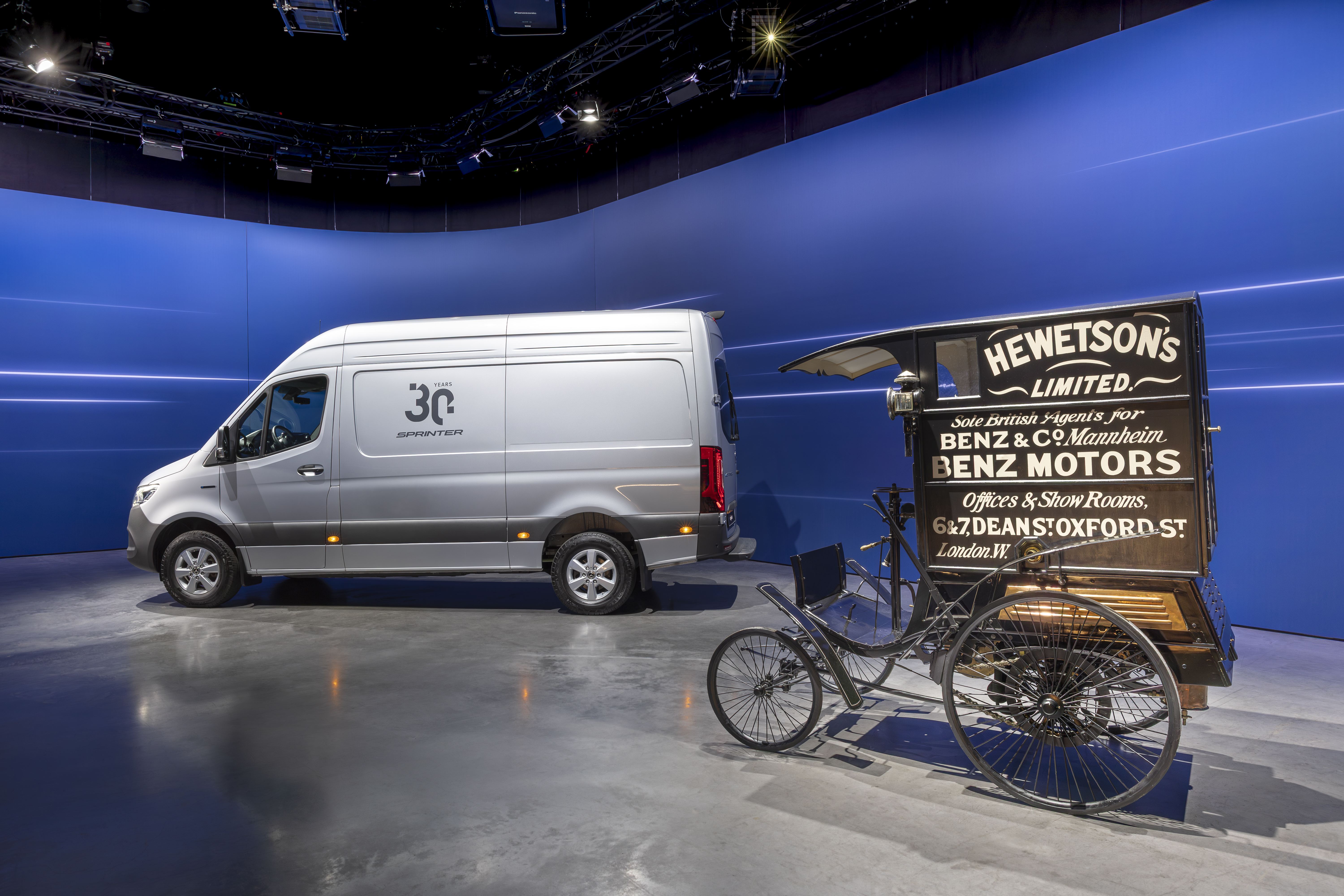 Der aktuelle Sprinter zusammen mit dem ersten, 125 Jahre alten Transporter der Sternmarke, der damals schon 600 Kilogramm transportieren konnte. Foto: © Mercedes-Benz