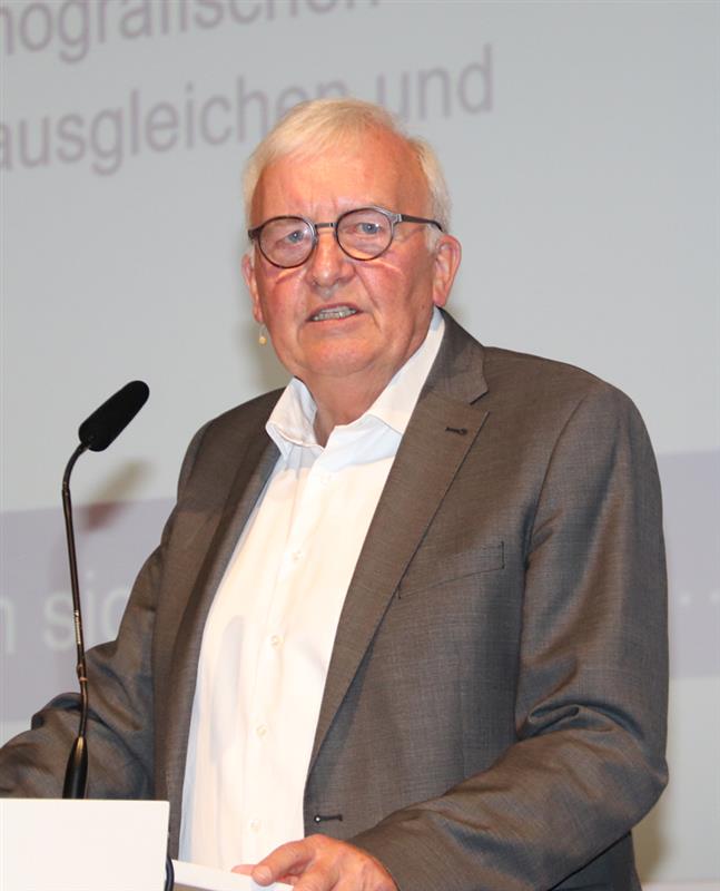 Institutsleiter Prof. Dr.-Ing. Winfried Heusler zeigte auf, wie umfassend der Wandel für die Baubranche sein wird und forderte die Fensterund Fassadenbauer auf, die Veränderungen als Evolution zu sehen und sich darauf einzustellen. Foto: © Vössing