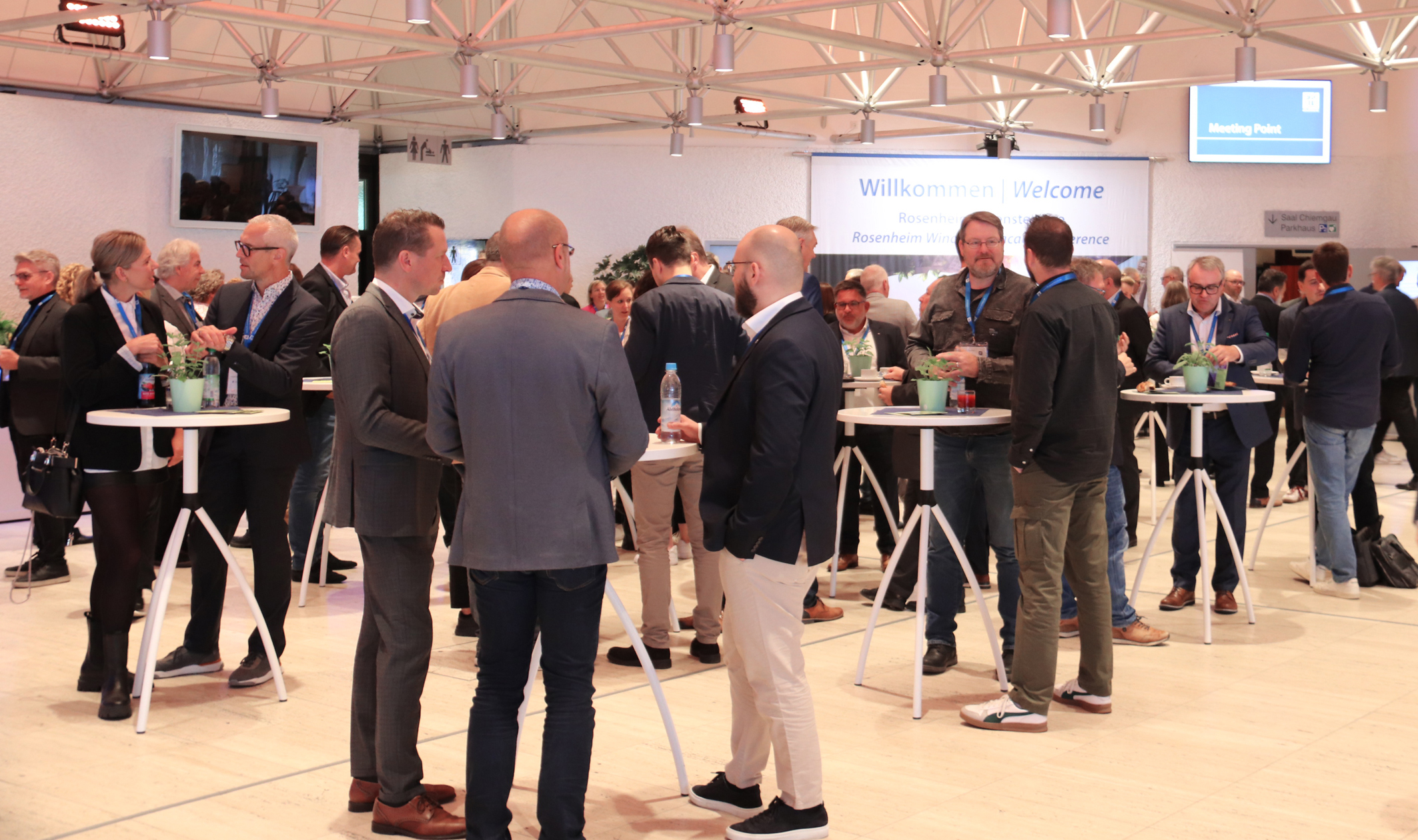 Neben den nutzwertigen Inhalten der Fachvorträge bieten die Rosenheimer Fenstertage immer auch reichlich Gelegenheiten zum Netzwerken. Sie wurden auch in diesem Jahr wieder intensiv genutzt. Foto: © Vössing