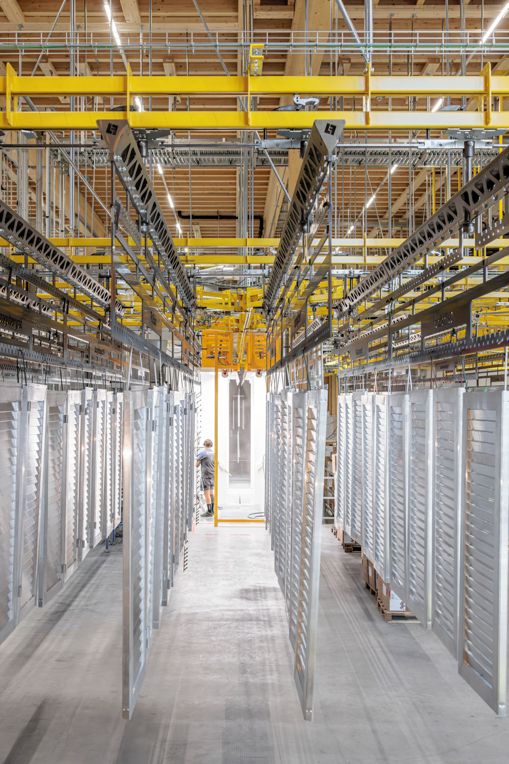 In Nenzing produziert das Unternehmen sein gesamtes Fensterladensortiment, das aus unterschiedlichen Variationen an Schiebe- und Klappläden besteht. Foto: © Losys