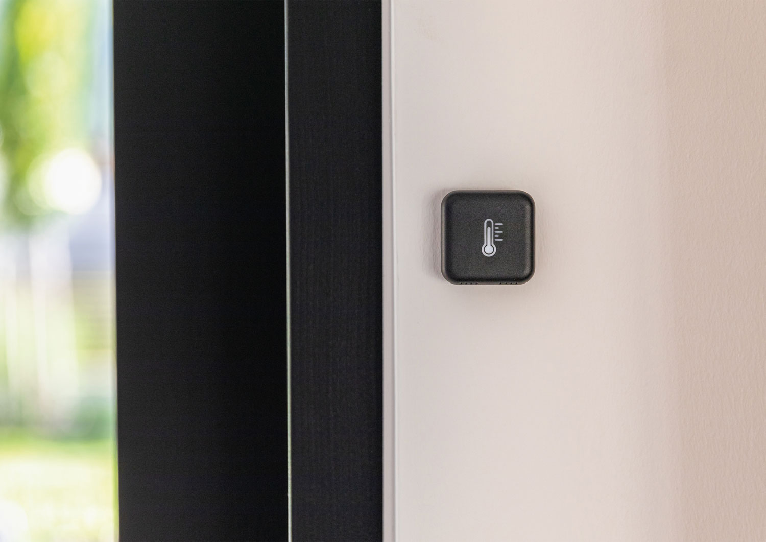 Der Temperatur- und Luftfeuchtesensor ist die perfekte vollautomatische Temperaturüberwachung für innen und außen. Zudem kann der Sensor Frost im Außenbereich überwachen. Foto: © Hella