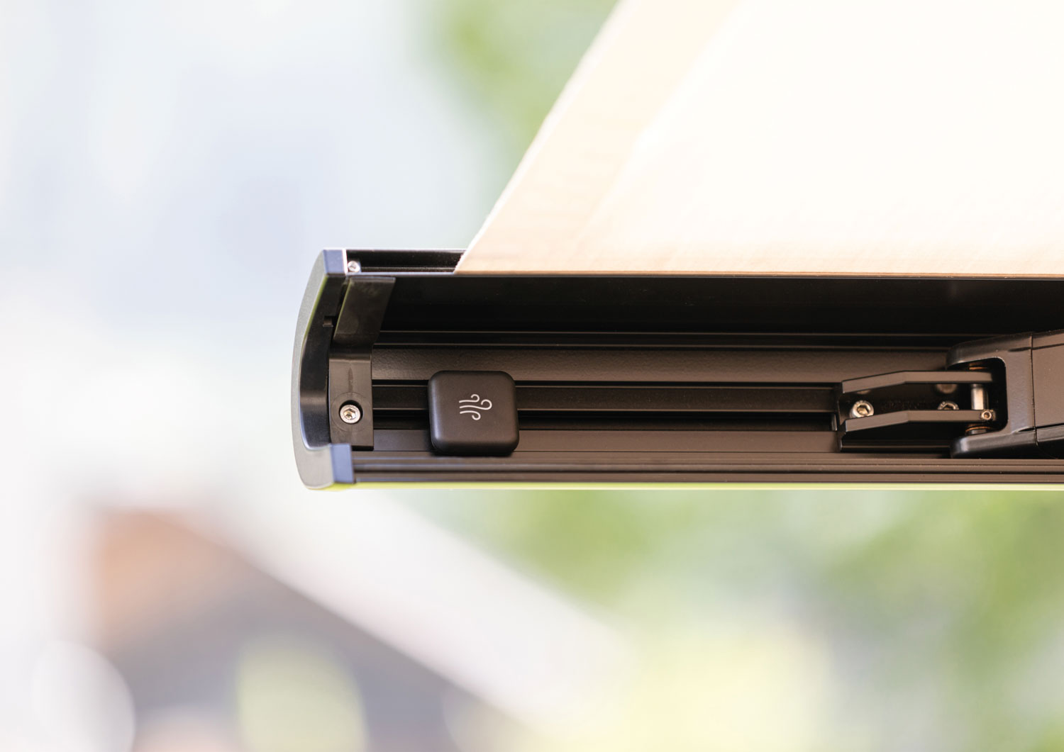 Der 3D-Windsensor misst laufend die bei Wind auftretenden Schwingungen an der Markise. Bei Überschreitung des eingestellten Schwellenwerts wird die Markise automatisch eingefahren. Foto: © Hella