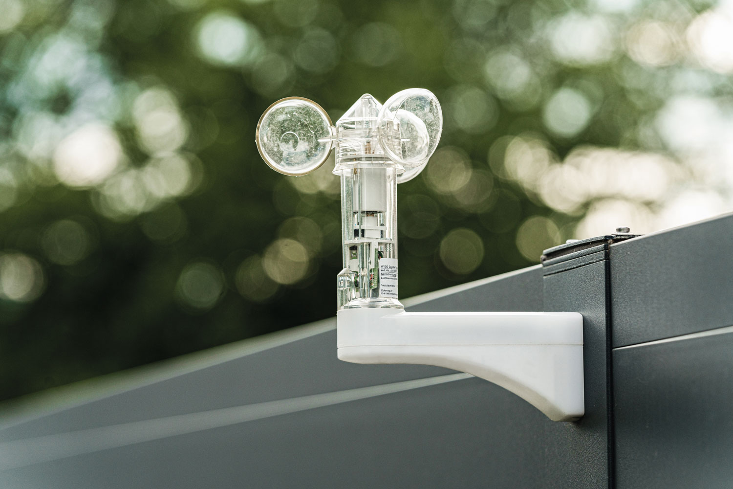 Der Sonnen- und Windsensor erfasst Einflüsse wie Windgeschwindigkeit, Sonnenintensität und Temperatur an der Fassade. Foto: © Hella