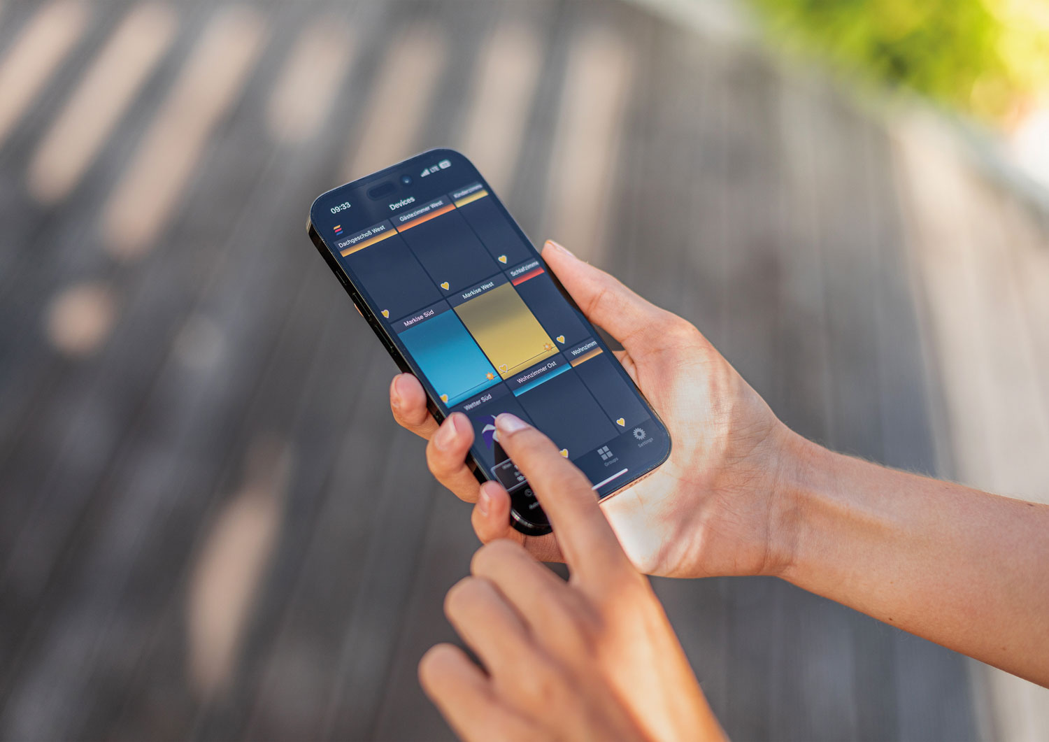 Um eine optimale Gebäudeenergiebilanz zu erreichen, sollte sich der Sonnenschutz immer zum richtigen Zeitpunkt in der richtigen Position befinden. Foto: © Hella