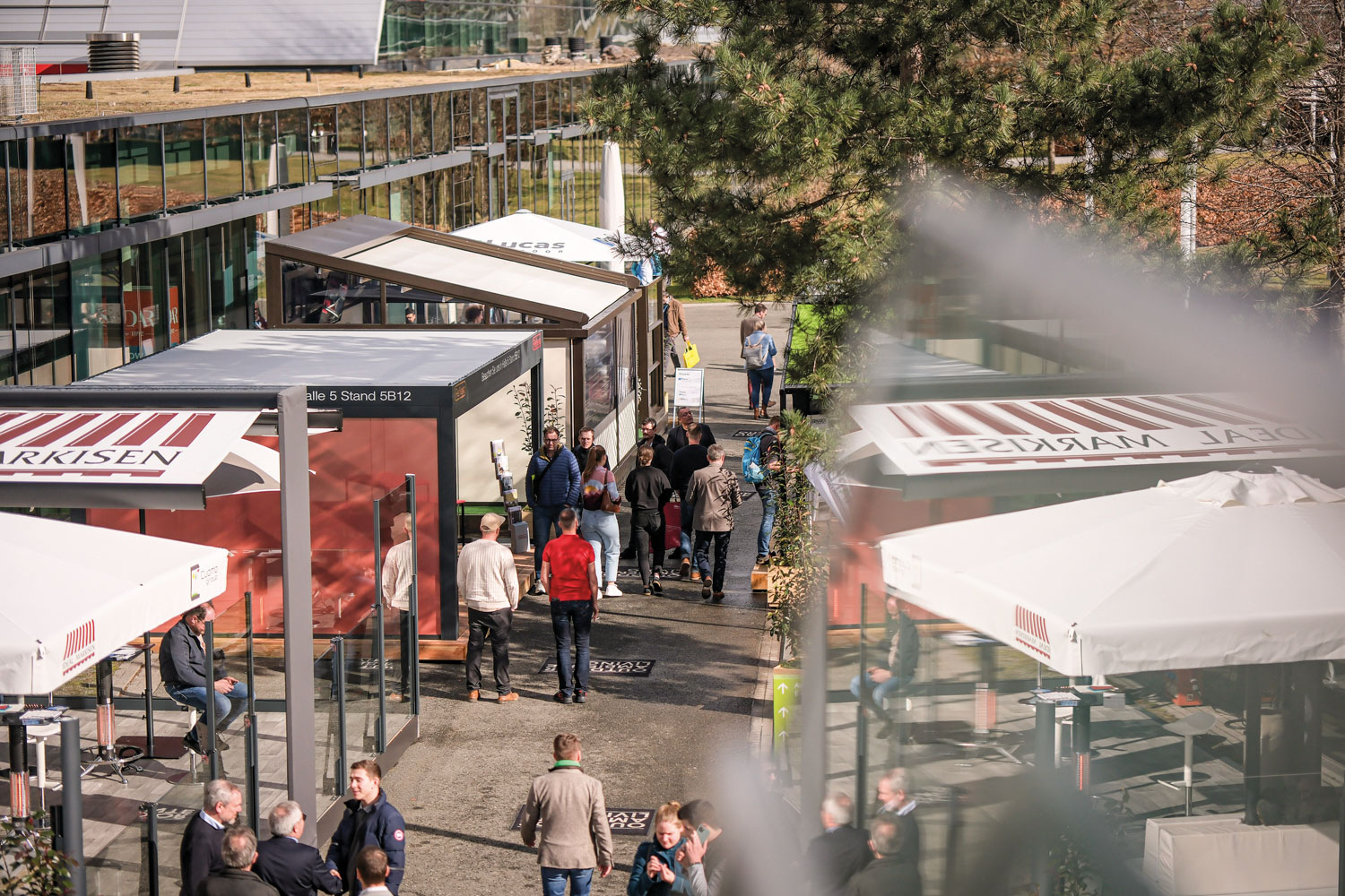 Die Sonderschau zeigt auf dem Freigelände der Messe Stuttgart die große Bandbreite an Markisen, Pergolen, Lamellendächern, Sonnenschirmen und Zubehör. Foto: © Messe Stuttgart