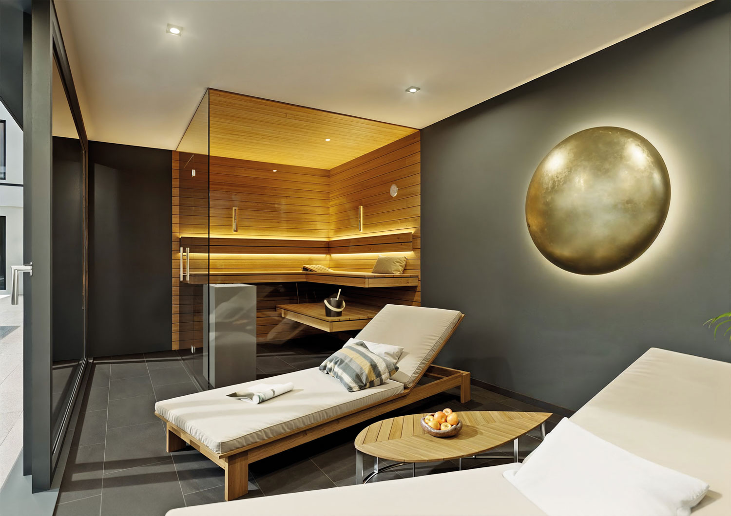 Bei Anlieferung des Design-Saunahauses sind die Innenwände fein gespachtelt und geschliffen und erhalten vor Ort nur noch ihren finalen Anstrich. Auch der Fliesenboden ist bereits sauber und eben verlegt. Foto: © Westerhoff