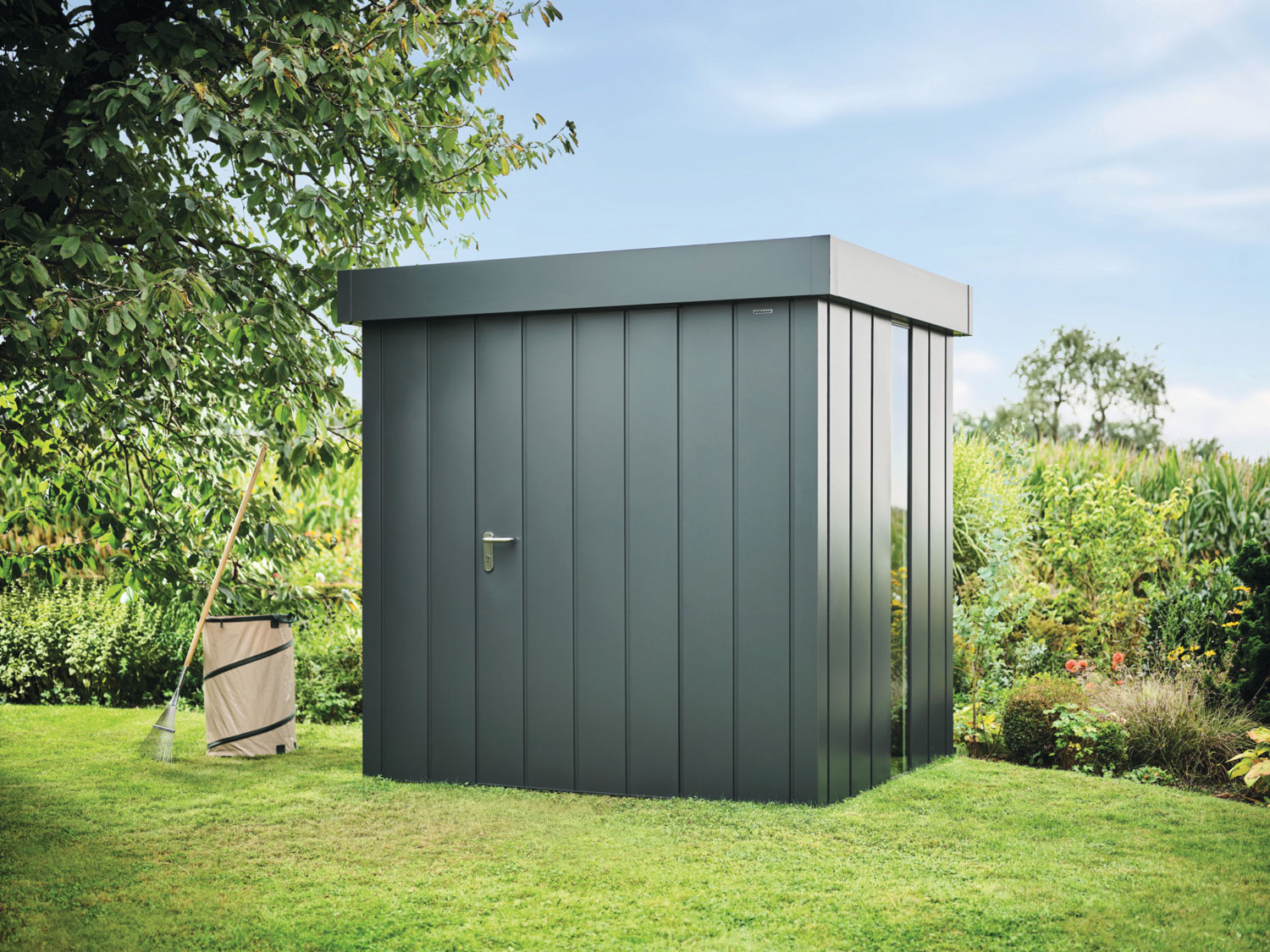 Auf Wunsch kann das Gerätehaus mit einer bodentiefen Verglasung ausgestattet werden. Foto: © Hörmann