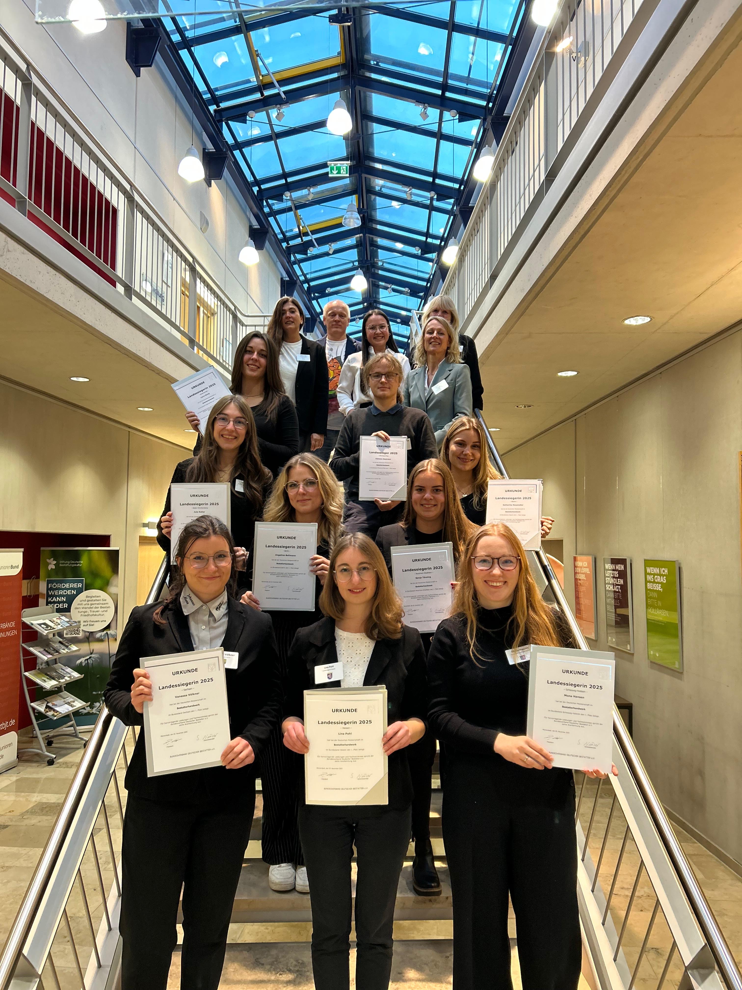 Als Landessieger nahmen acht Bestatterinnen und ein Bestatter an der Deutschen Meisterschaft 2025 teil. Foto: © Bundesverband Deutscher Bestatter