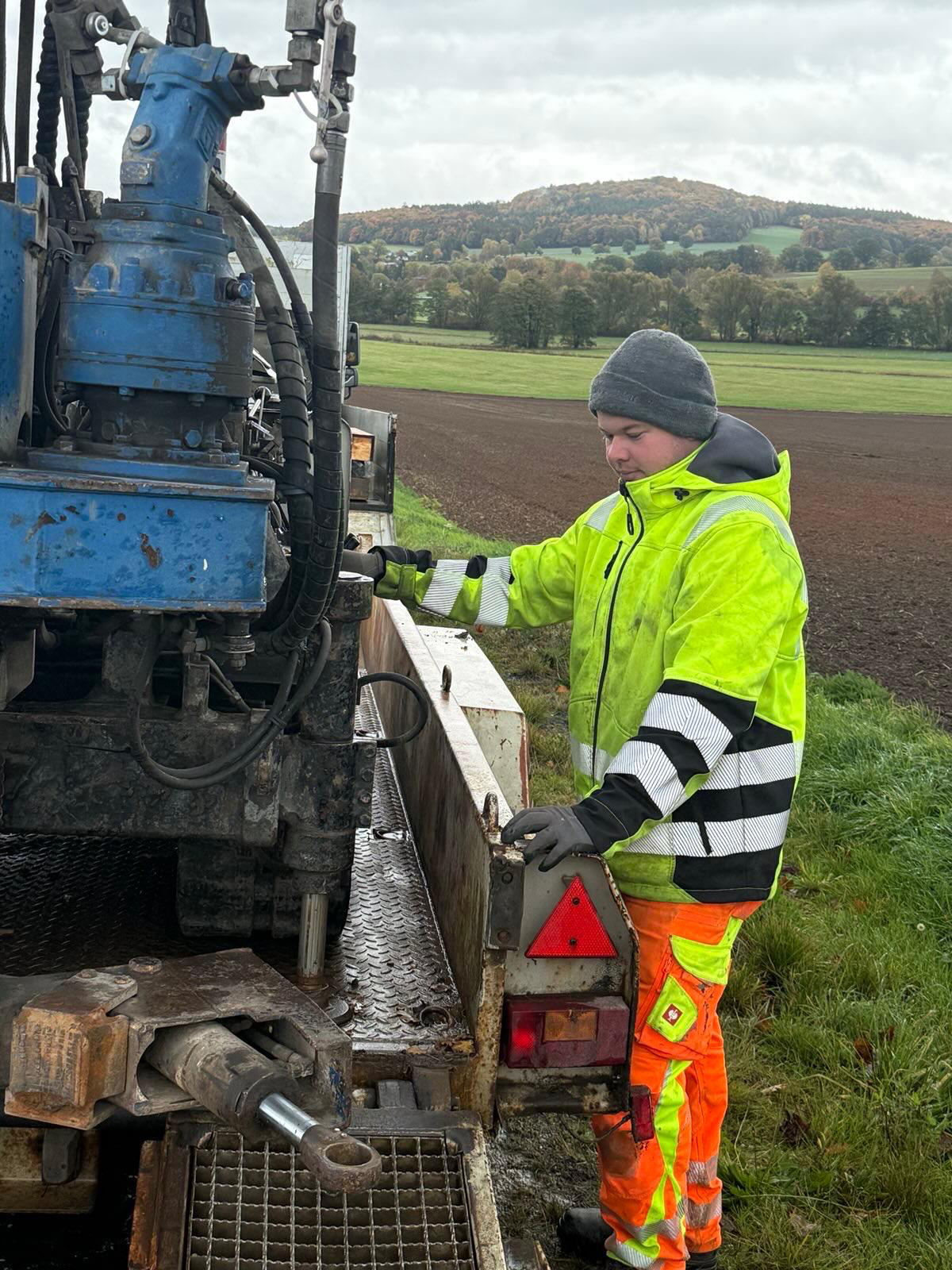 Max Hannes Wilcke aus Halbe ist Landessieger im Brunnenbau. Er sagt: "Es macht mir Spaß, mit großen Maschinen zu arbeiten und dabei zu sehen, wie schnell man kostbares Wasser aus dem Boden ziehen kann." Foto: © Privat