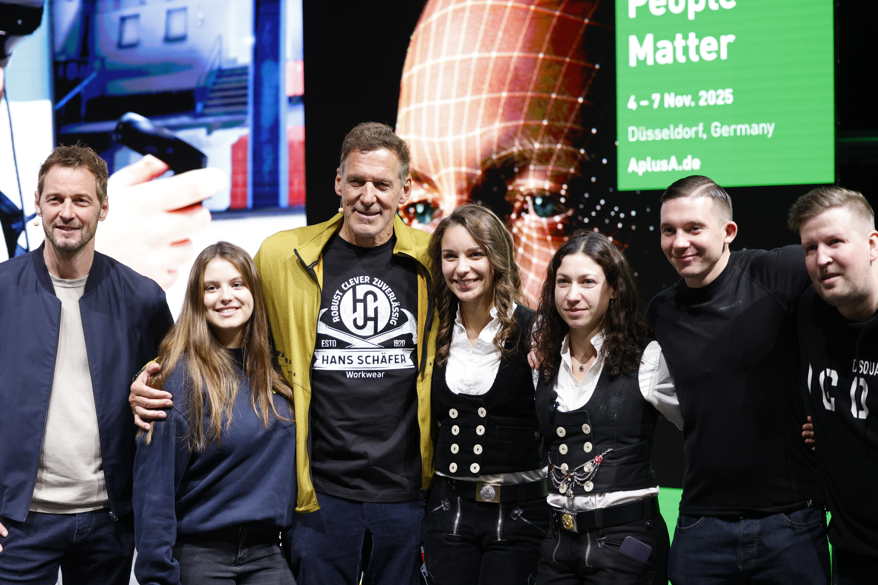 Handwerks-Influencerin Jule Rombey (4.v.r.) berichtete, wie gut es ist, dass es heute Damenschnitte bei Workwear gibt. Foto: © Messe Düsseldorf / ctillmann