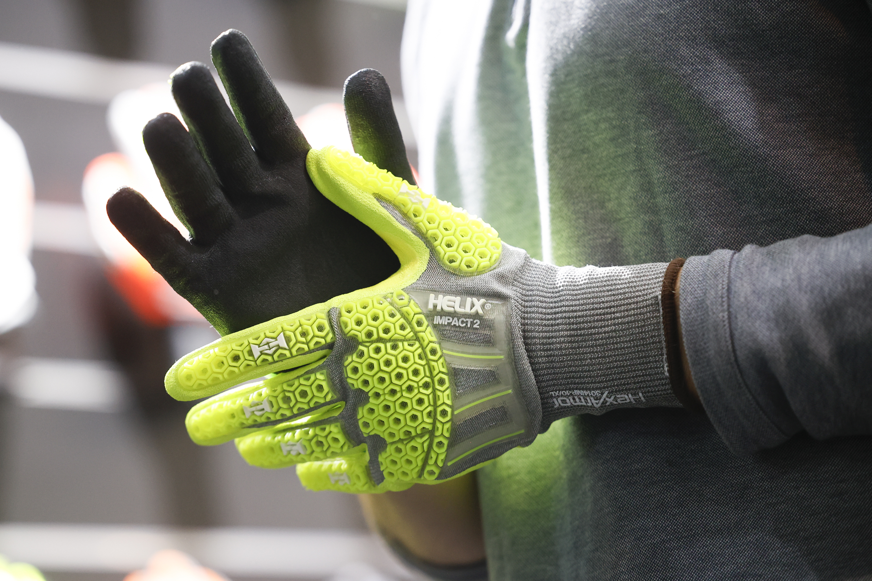 Die neuen Stoßschutz-Handschuhe von Uvex. Foto: © Messe Düsseldorf / ctillmann