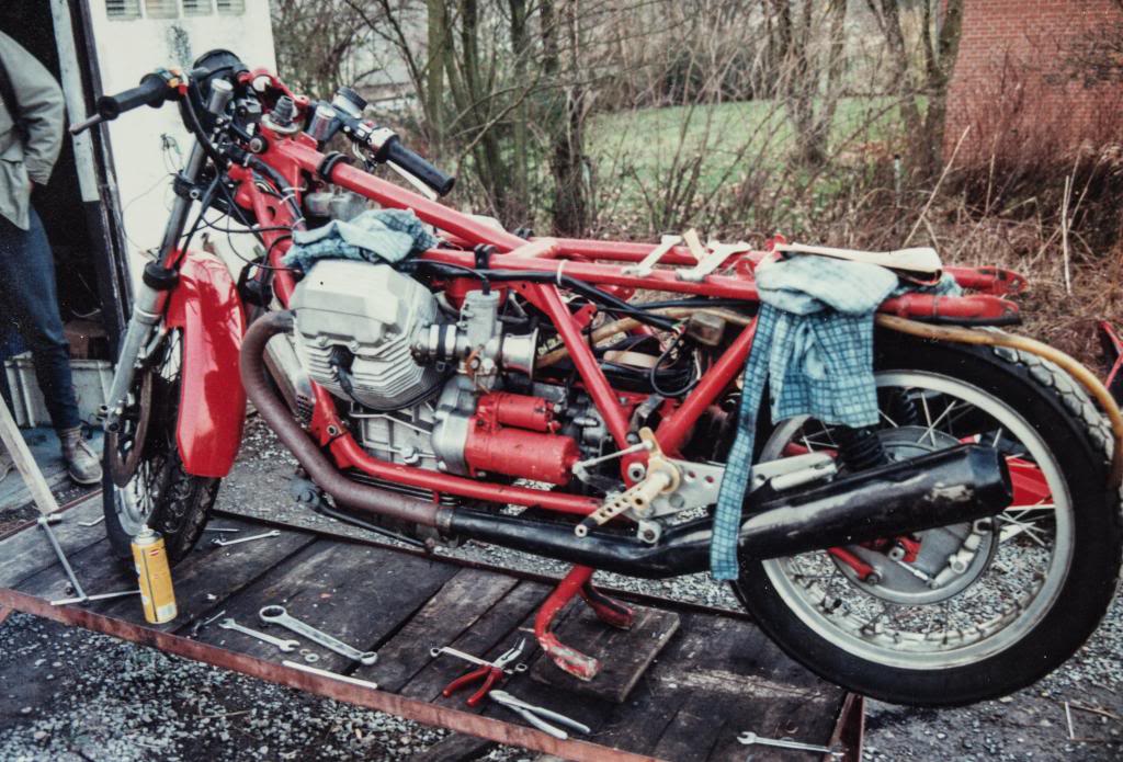 1990 begann der gebürtige Kölner Lamberty mit den Arbeiten an seiner Moto Guzzi, die seinerzeit noch ein hässliches Entlein war. Foto: © Helmut Lamberty