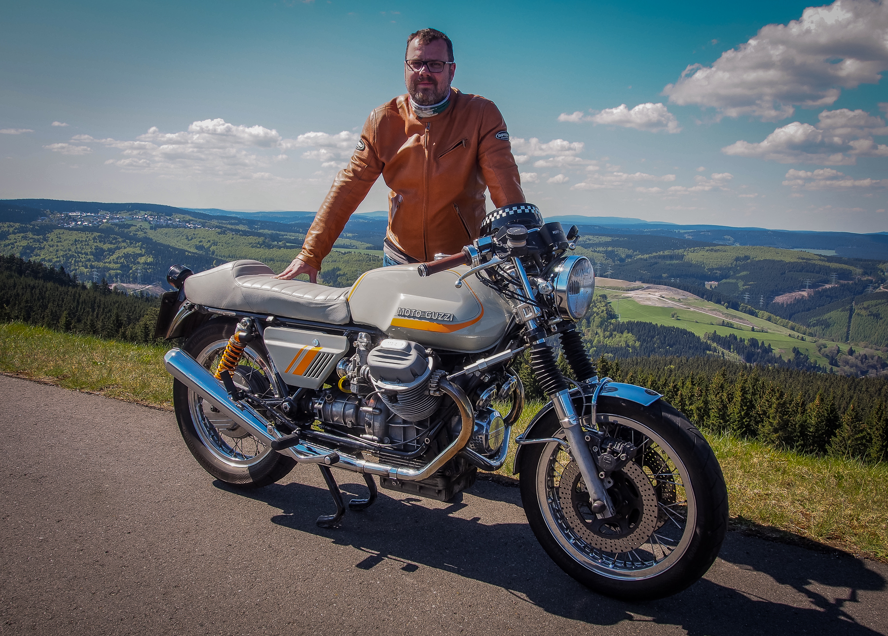 Lamberty und sein ganzer Stolz: die Moto Guzzi 850 T hat er in vielen Jahren Arbeit ganz nach seinen Wünschen gestaltet. Foto: © Helmut Lamberty