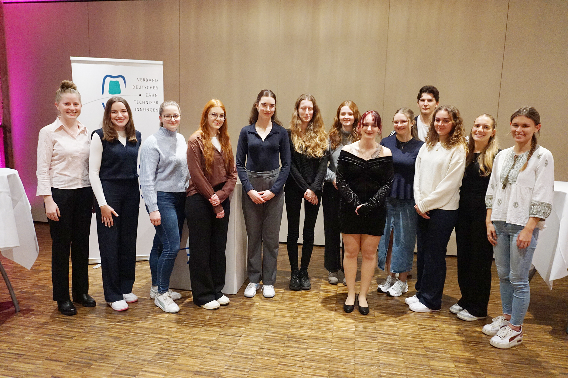 13 Landessieger sind bei der Deutschen Meisterschaft im Zahntechnikerhandwerk 2025 in Neumünster gegeneinander angetreten. Foto: © VDZI