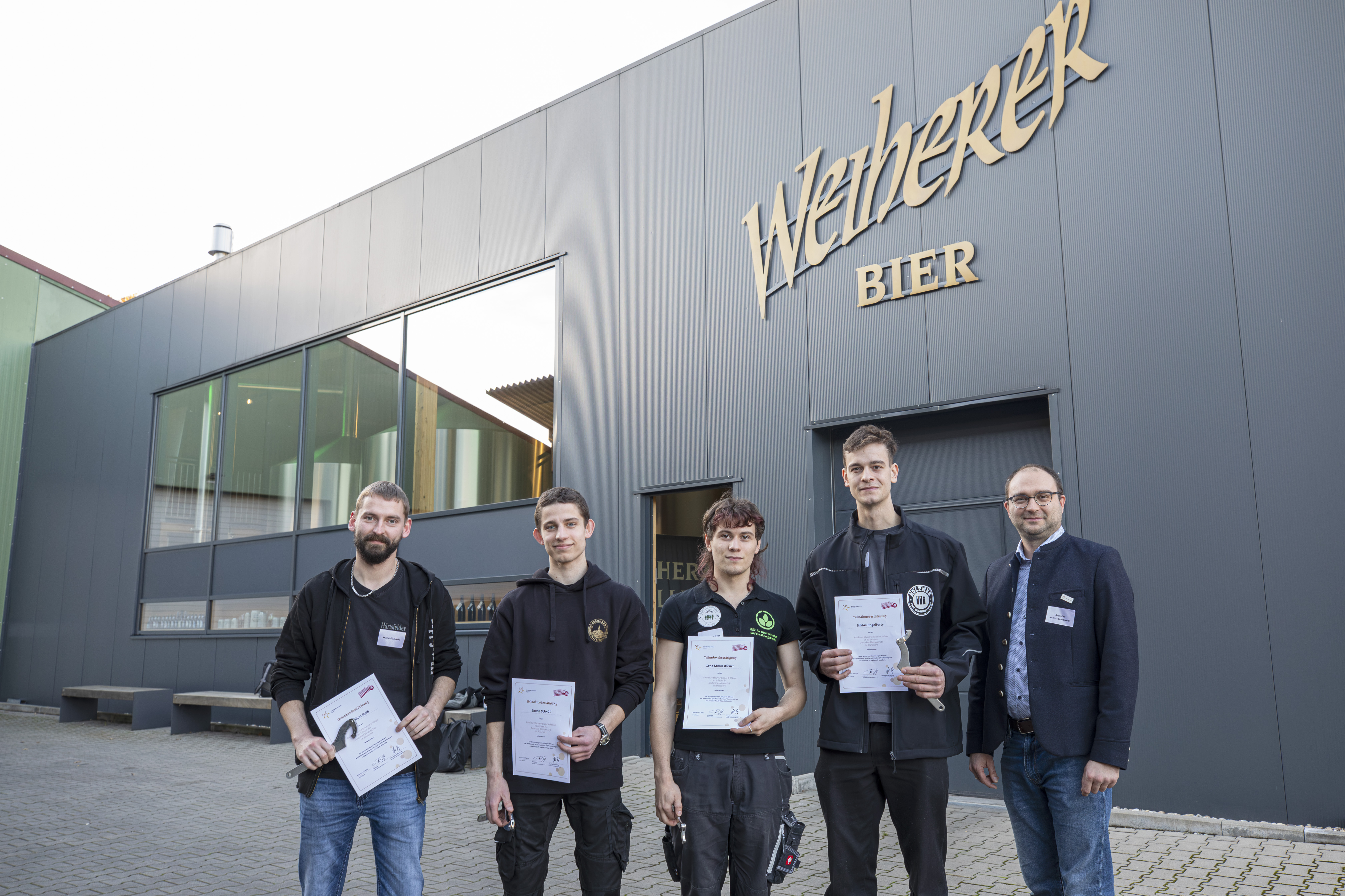 Die vier Teilnehmer der Deutschen Meisterschaft der Brauer und Mälzer (v. l.): Maximilian Hald, Simon Schnüll, Niklas Engelberty und Lenz Marin Börner; rechts im Bild: Benedikt Meier-Bausewein vom Verband der Privaten Brauereien Bayern Foto: © Brauerei Kundmüller