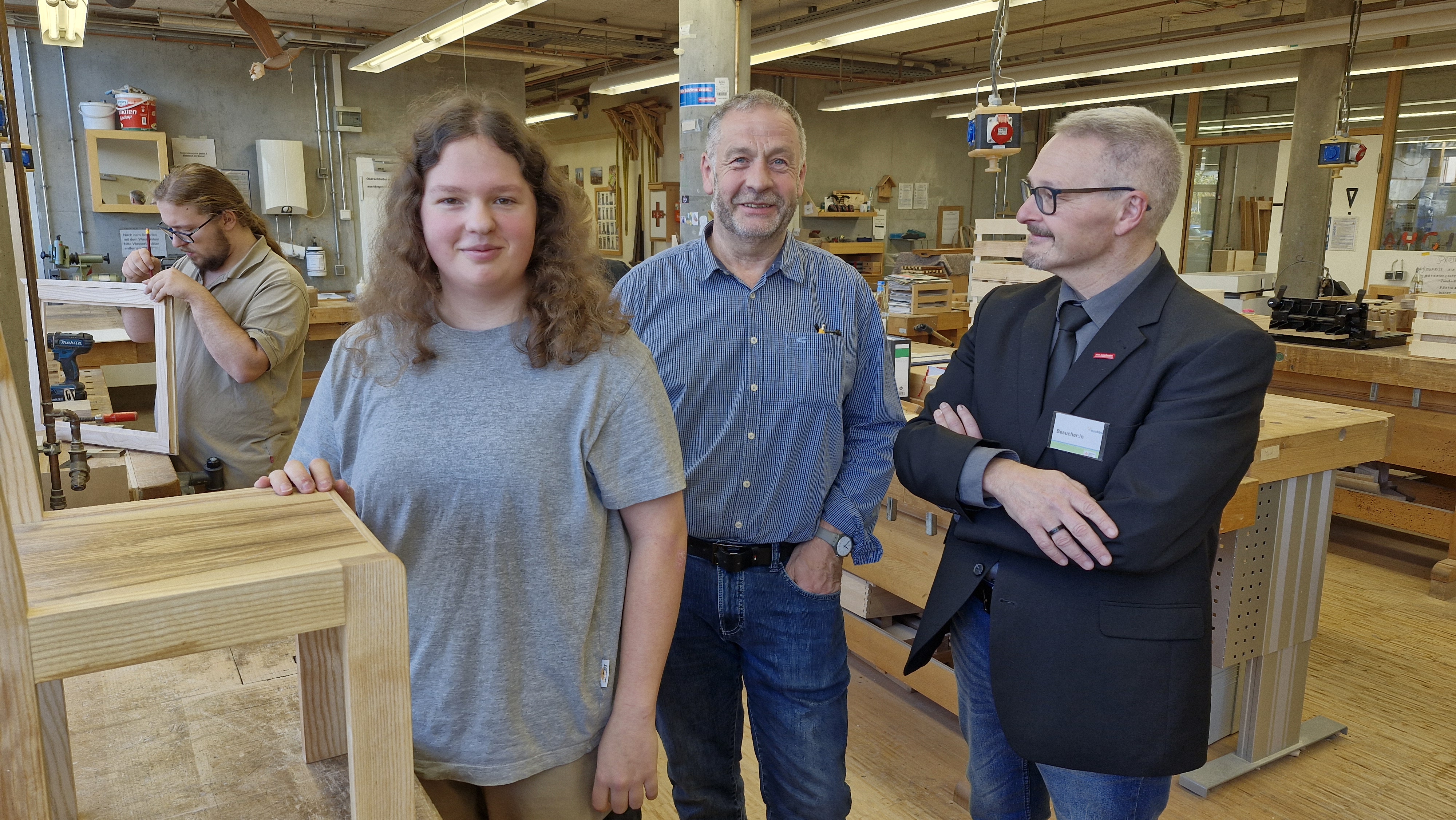 Lina am Arbeitsplatz mit HWK-Vize Oliver Haeder (r. ) und ihrem Ausbilder Hans-Josef Schon. Foto: © Constanze Knaack-Schweigstill