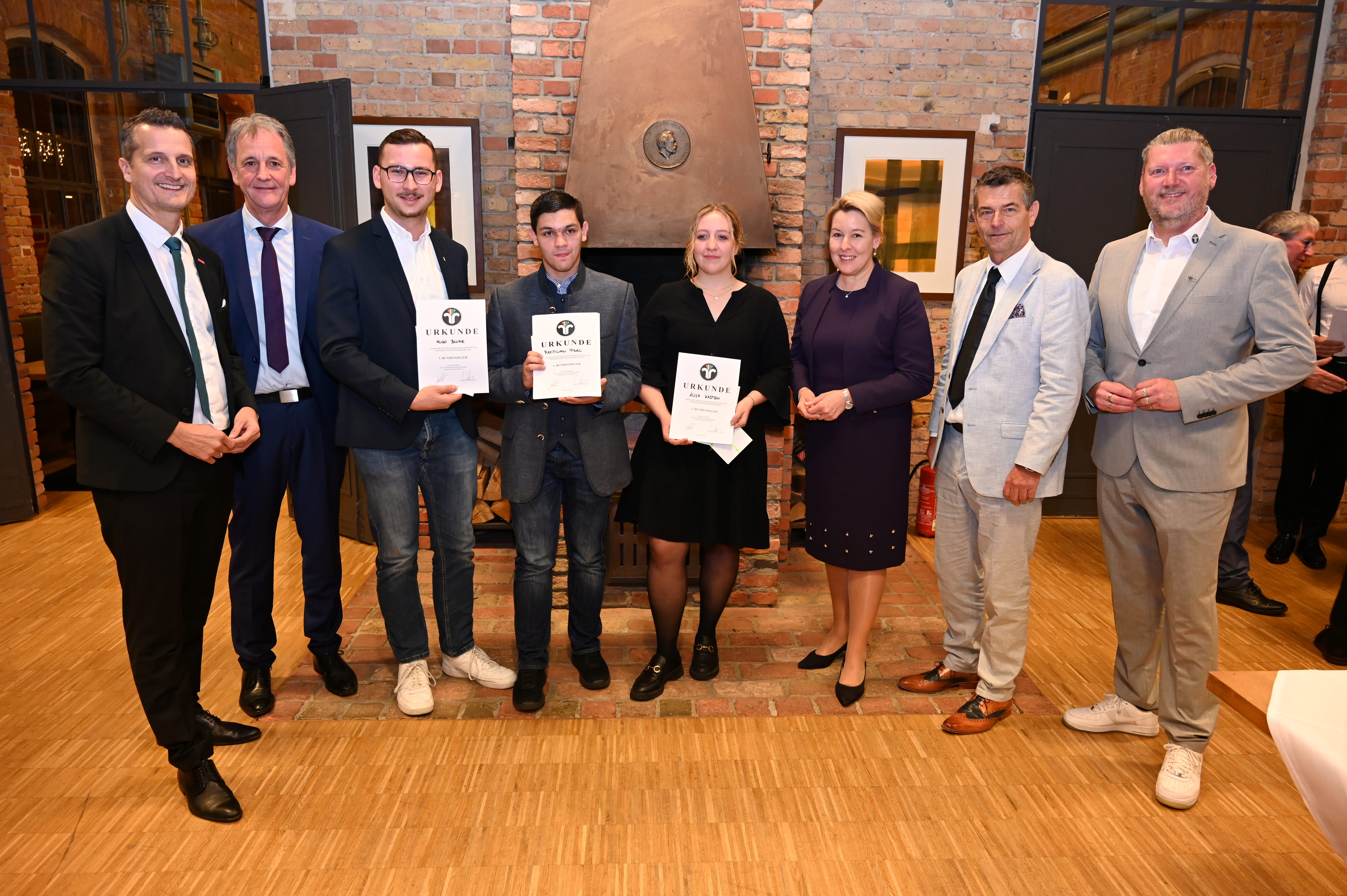 Siegerehrung bei der Deutschen Meisterschaft der Schornsteinfeger (v.l.n.r.): Alexis Gula, Jürgen Welmert, Hugo Blume, Maximilian Pinzl, Alisa Kasten, Franziska Giffey, Udo Voigt und Bernd Walter Foto: © Bundesverband des Schornsteinfegerhandwerks