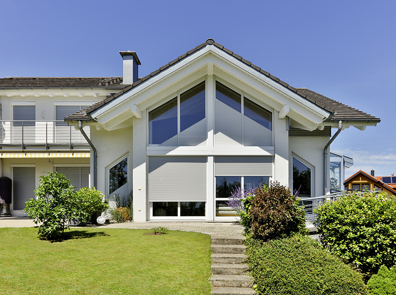 Bei modernen Häusern kommen vermehrt ungewöhnliche Fensterformen zum Einsatz, was auch die Anforderungen an die Rollläden erhöht. Foto: © Schanz Rollladensysteme