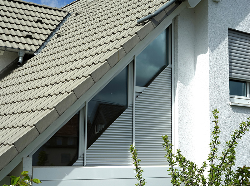 Moderne Rollladensysteme passen sich auch kniffligen baulichen Gegebenheiten an. Foto: © Schanz Rollladensysteme