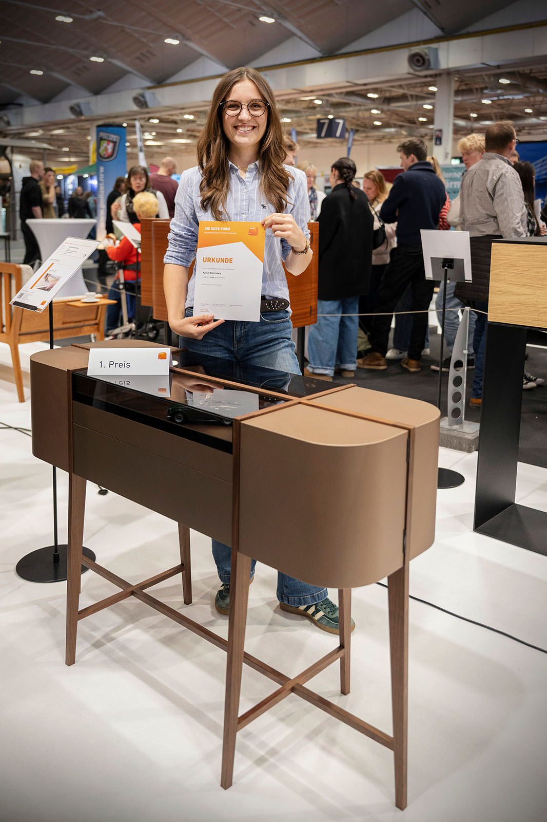 Hannah Bronneberg hat für das diesjährige Siegerstück Nussbaumholz, Bronzelack, Leder und getöntes Glas miteinander kombiniert. Foto: © Bettina Engel-Albustin