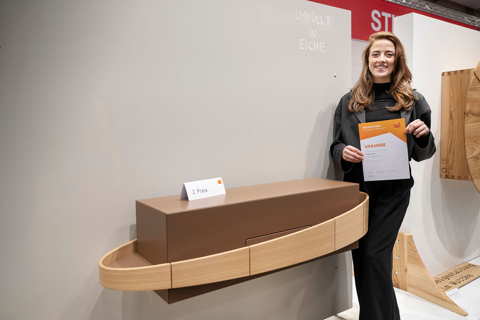 Mit ihrem Stück Umhüllt in Eiche landete Vianne van Els auf dem zweiten Platz. Foto: © Bettina Engel-Albustin