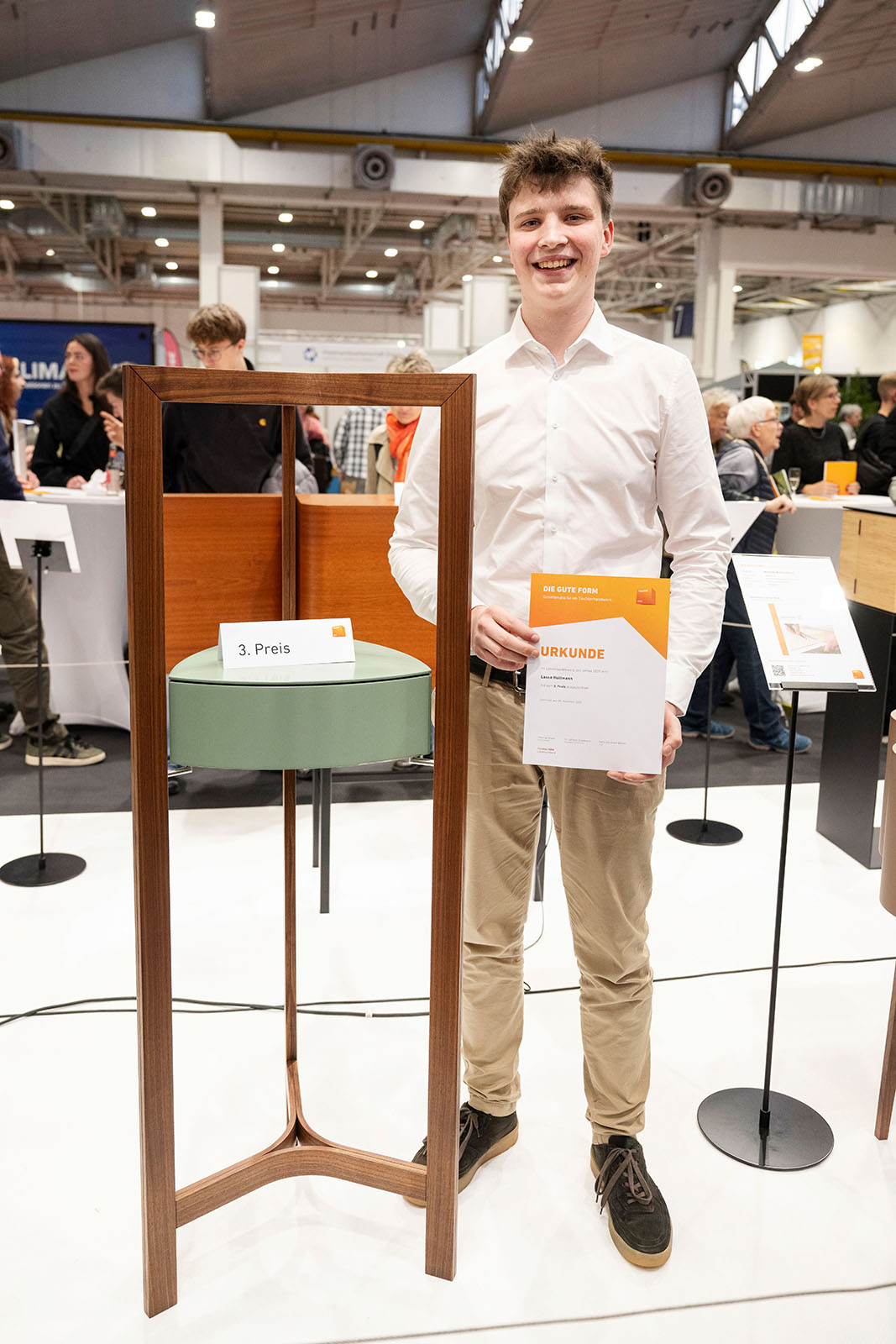 Platz drei sicherte sich Lasse Holtmann mit seinem Objektmöbel, dessen eingehängter Korpus an die Form eines Rotationskolbens in einem Wankelmotor erinnert. Foto: © Bettina Engel-Albustin