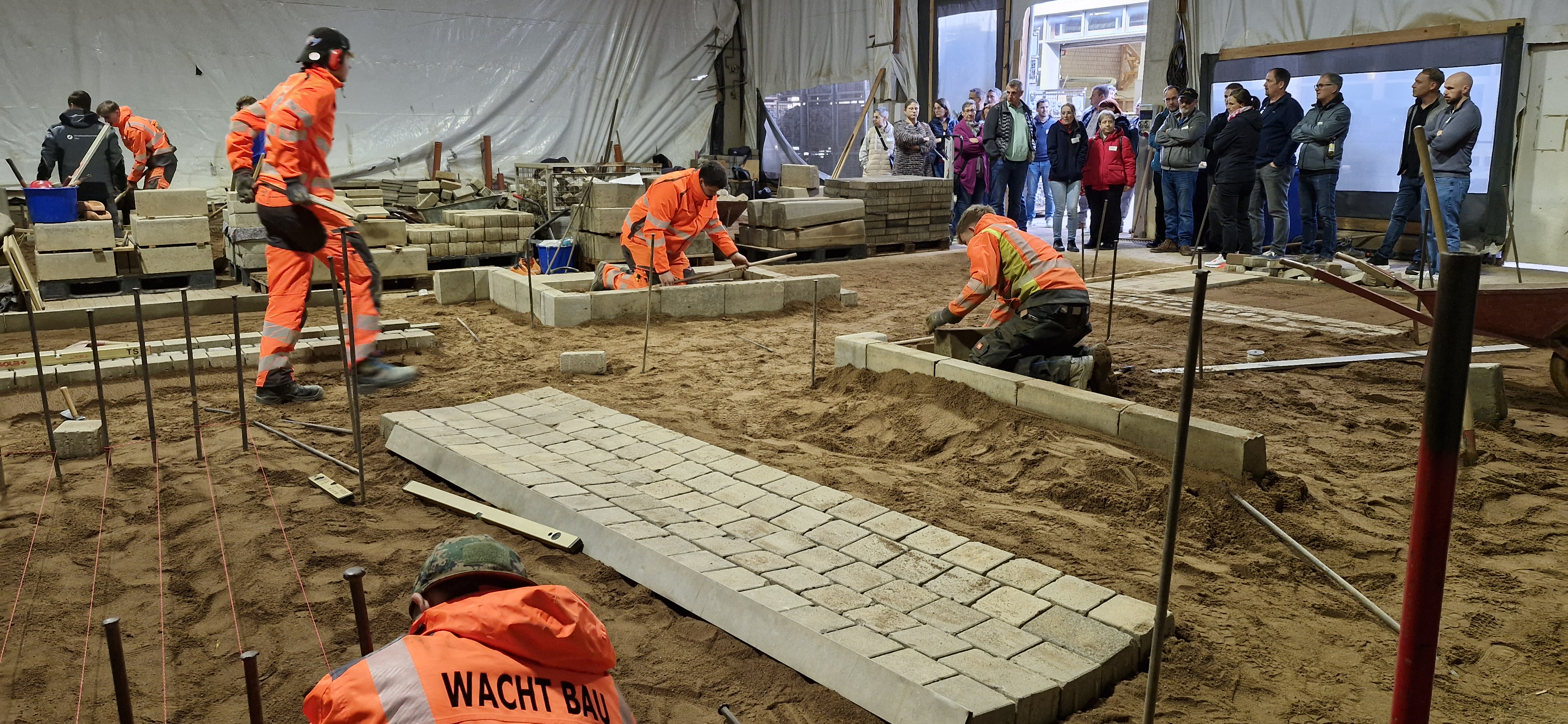 Der Tag bietet Gelegenheit, alle Beteiligten der dualen Ausbildung – Azubis, Eltern, Ausbilder und Lehrer – zusammenzubringen. Foto: © Constanze Knaack-Schweigstill