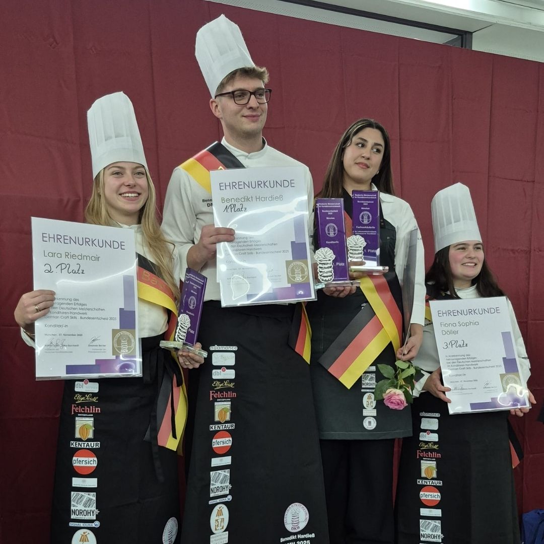 Die Bundessieger des Konditorenhandwerks 2025 (v. l.) : Lara Riedmair (2. Bundessiegerin Konditoren), Benedikt Hardieß (1. Bundessieger Konditoren), Shoista Ismatuloeva (1. Bundessiegerin Konditorei-Fachverkäufer) und Fiona Sophia Döhler (3. Bundessiegerin Konditoren) Foto: © Deutscher Konditorenbund