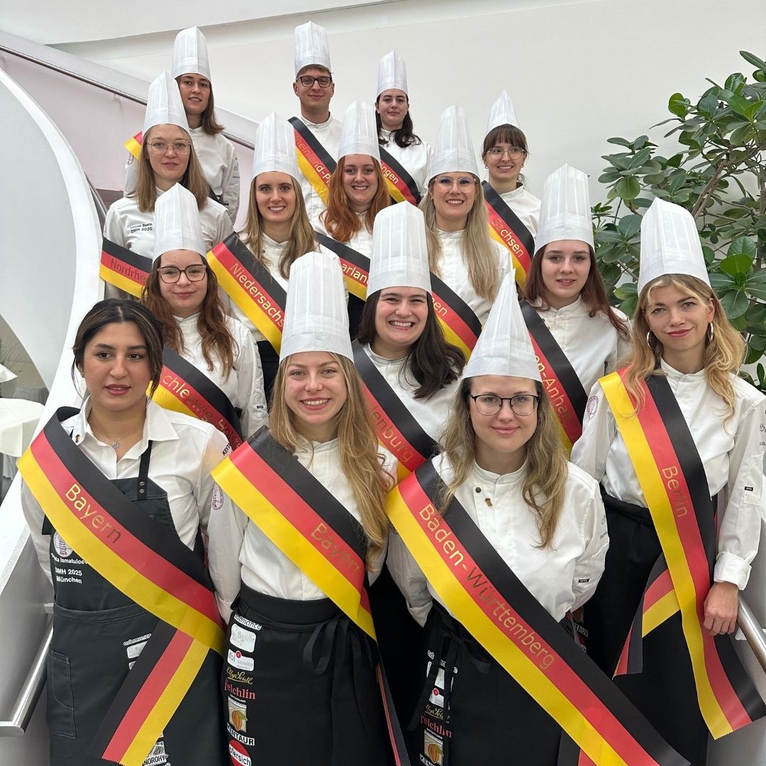 Alle Teilnehmerinnen und Teilnehmer der Deutschen Meisterschaft im Konditorenhandwerk 2025 Foto: © Deutscher Konditorenbund