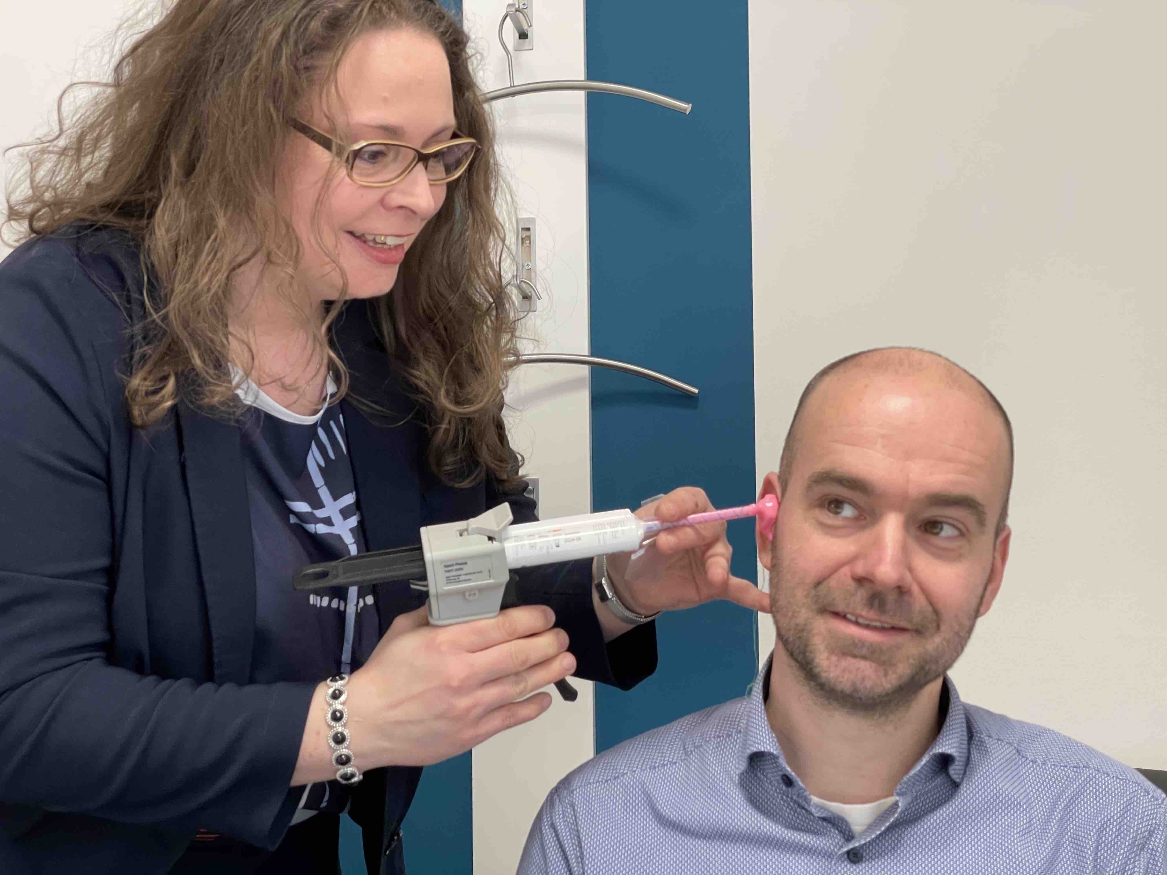 Die Möglichkeiten zur Bewerbung um den Gründerstar-Award sind vielfältig, sei es zum Beispiel mit dem Kundenservice im eigenen Fachgeschäft. Im Bild: Hörakustikmeisterin und Existenzgründerin Claudia Bock (links) vom Hörstudio Erfurt. Foto: © IAS