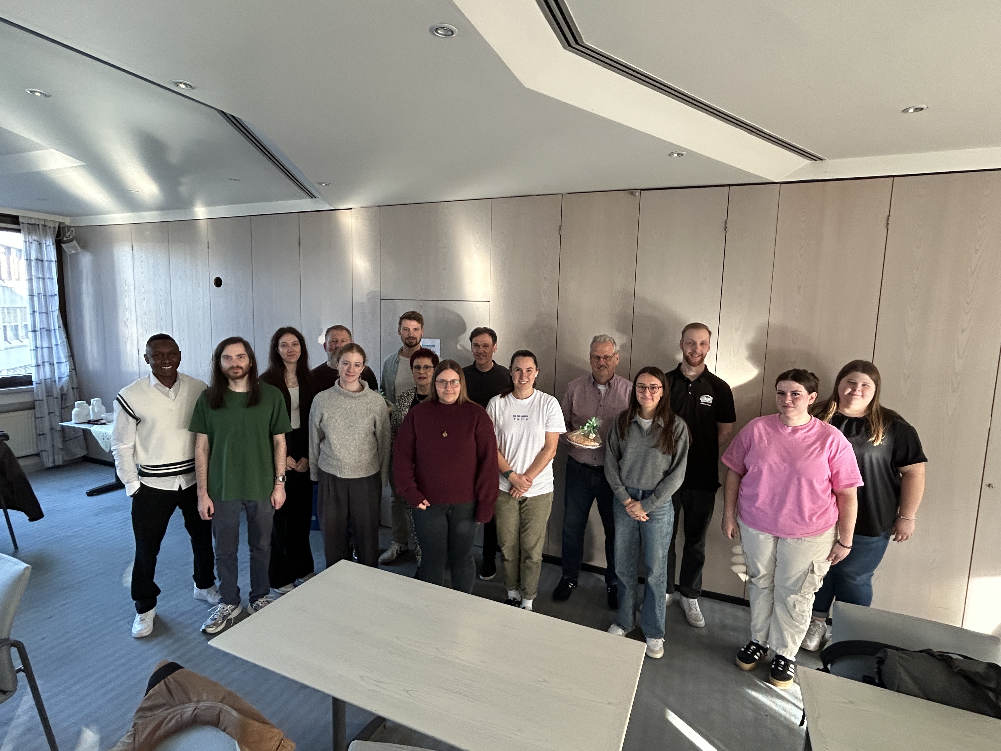 Teilnehmerinnen und Teilnehmer am Bundeswettbewerb im Ausbildungsberuf Kaufmann/Kauffrau für Büromanagement mit Mitgliedern des Bewertungsausschusses und HWK-Mitarbeiterinnen und -Mitarbeitern. Foto: © Handwerkskammer des Saarlandes