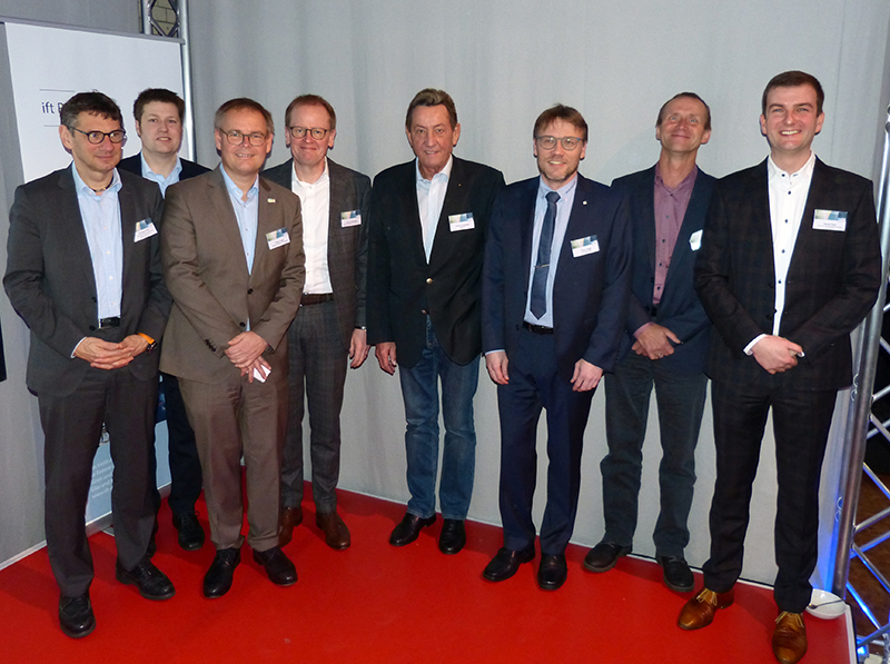 Die Veranstalter und einige der Referenten (v.l.): Prof. Dr. Andreas Holm (Forschungsinstitut für Wärmeschutz, München), Jan Peter Hinrichs (Geschäftsführer des Bundesverbandes energieeffiziente Gebäudehülle BuVEG), Frank Lange (Geschäftsführer des VFF), Jochen Grönegräs (Geschäftsführer des Bundesverbandes Flachglas BF), Walter Lonsinger (Vorsitzender der Aluminium-Recyclinginitiative A/U/F), Knut Junge (ift Rosenheim), Prof. Dr.-Ing. Thomas Hartmann (ITG Institut für Technische Gebäudeausrüstung, Dresden) und Daniel Pauk (Velux Deutschland). Foto: © VFF