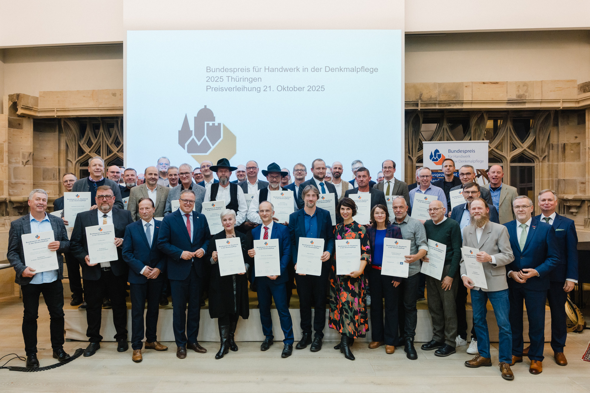 Gruppenfoto mit Preisträgern und Handwerker des Bundespreises für Handwerk in der Denkmalpflege 2025 Thüringen Foto: © Michael Reichel Fotografie
