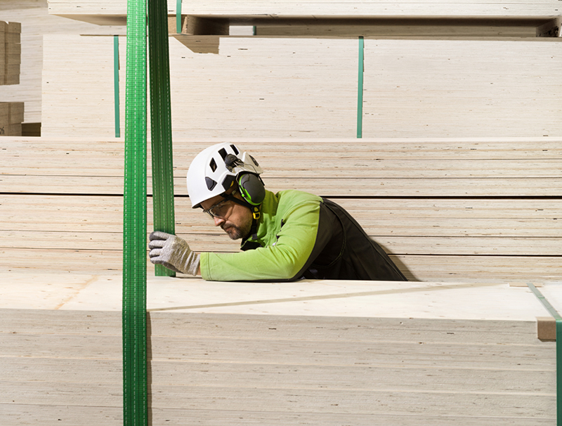Das im finnischen Äänekoski produzierte Furnierschichtholz Kerto LVL trägt zur Weiterentwicklung der europäischen Bauwirtschaft bei. Foto: © Metsä Wood / Lina Jelanski