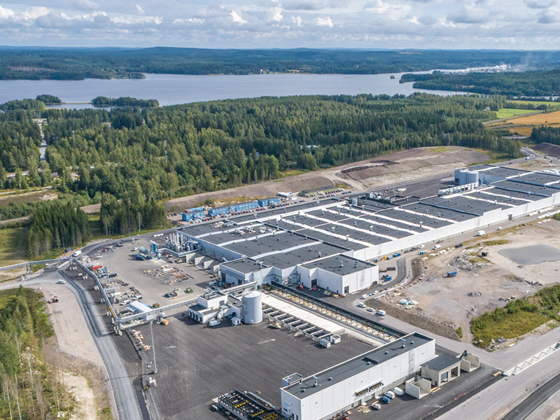 Mit dem neuen Werk in Äänekoski setzt Metsä Wood auch in einem schwierigen Marktumfeld ein klares Signal und stärkt die Zukunft des Holzbaus mit Kerto LVL. Foto: © Metsä Wood
