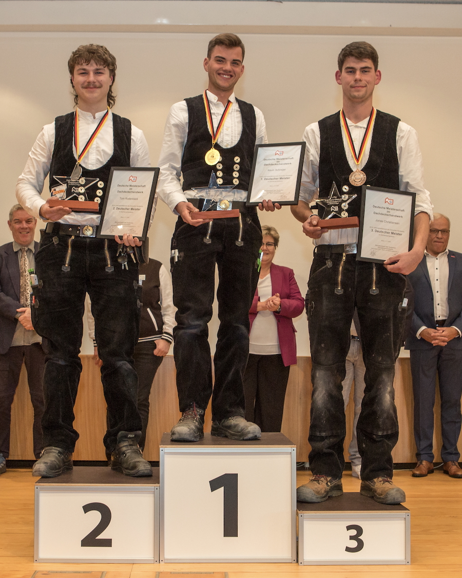 Deutscher Meister der Dachdecker 2025 wurde Kevin Schreijer (Mitte). Knapp dahinter platzierte sich Tom Rodenbäck (links). Jonas Christiansen wurde Dritter Bundessieger. Foto: © Photo Herzmann