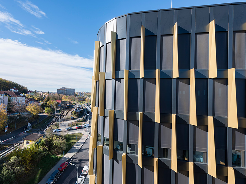 Das Sonnenschutzsystem kann vollständig in die Fassadensysteme integriert werden – wie hier im Gebäudekomplex AFI Vokovice in Prag. Foto: © Heroal