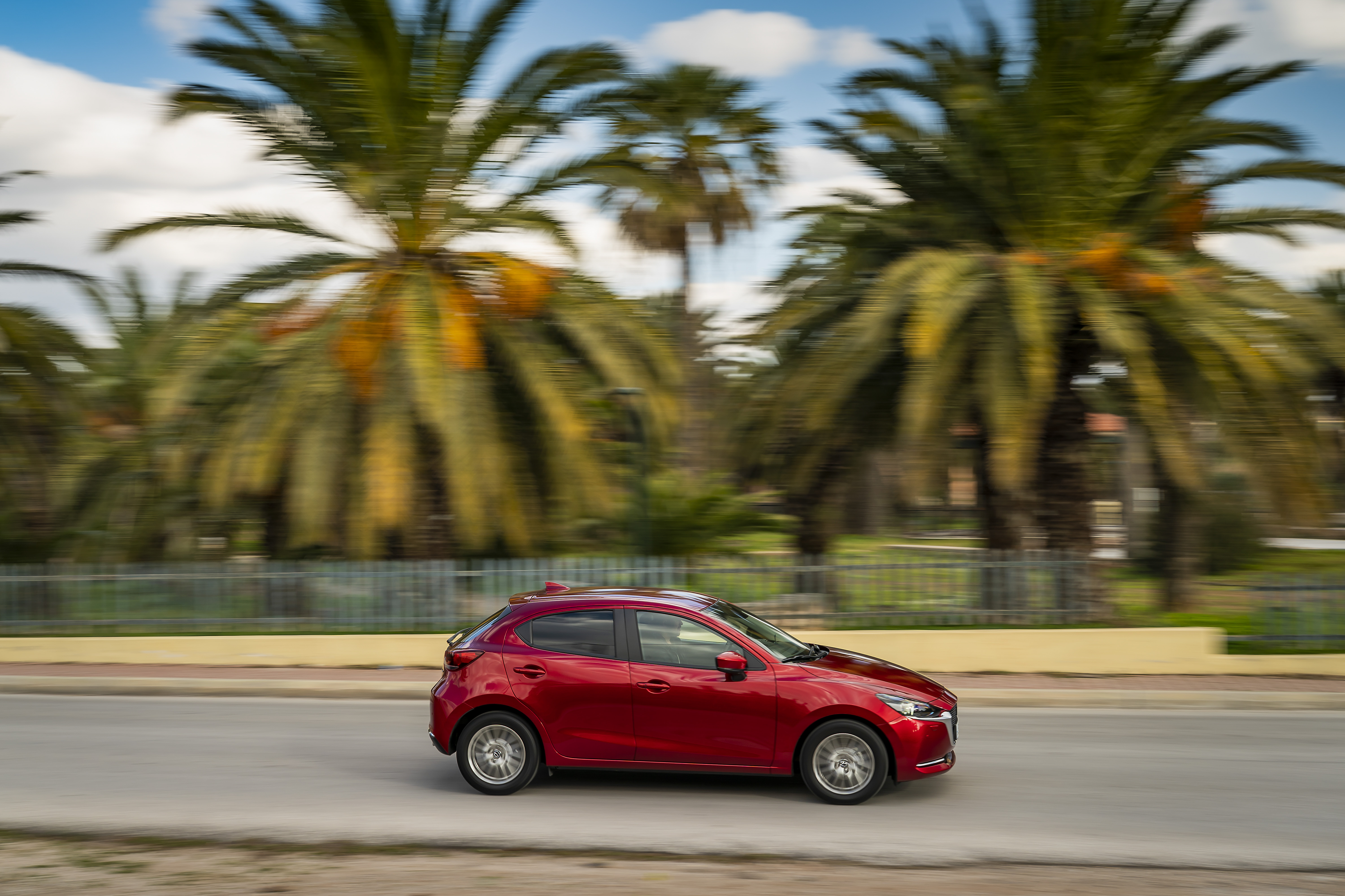 Mazdas Kleinwagen gibt es jetzt mit milder Hybridtechnik, die beim Spritsparen hilft. Foto: © Mazda