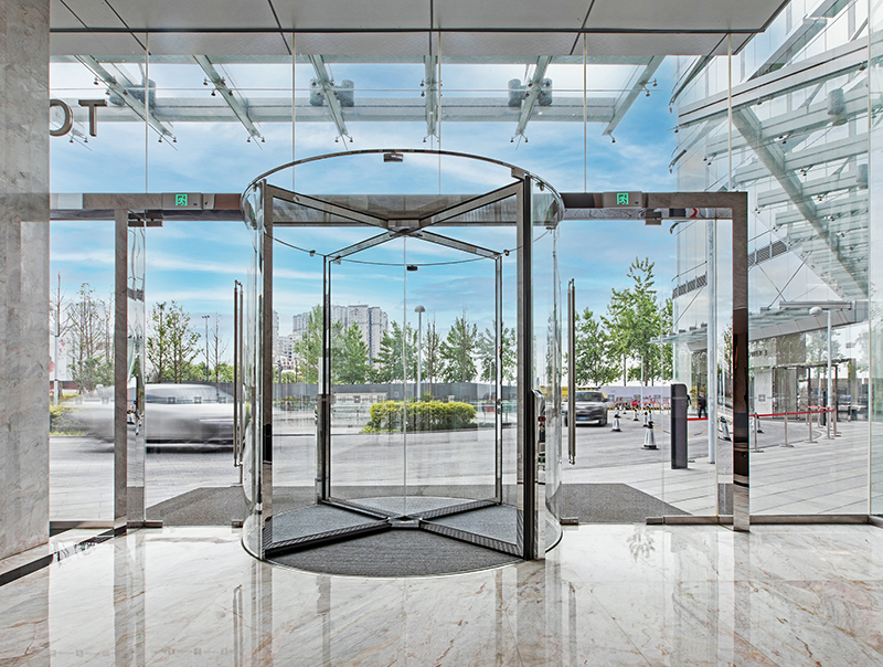 Für Designliebhaber: Die elegante Karusselldrehtür Revo.Prime sorgt in der Ganzglas-Variante für eine spektakuläre Optik. Foto: © Geze GmbH